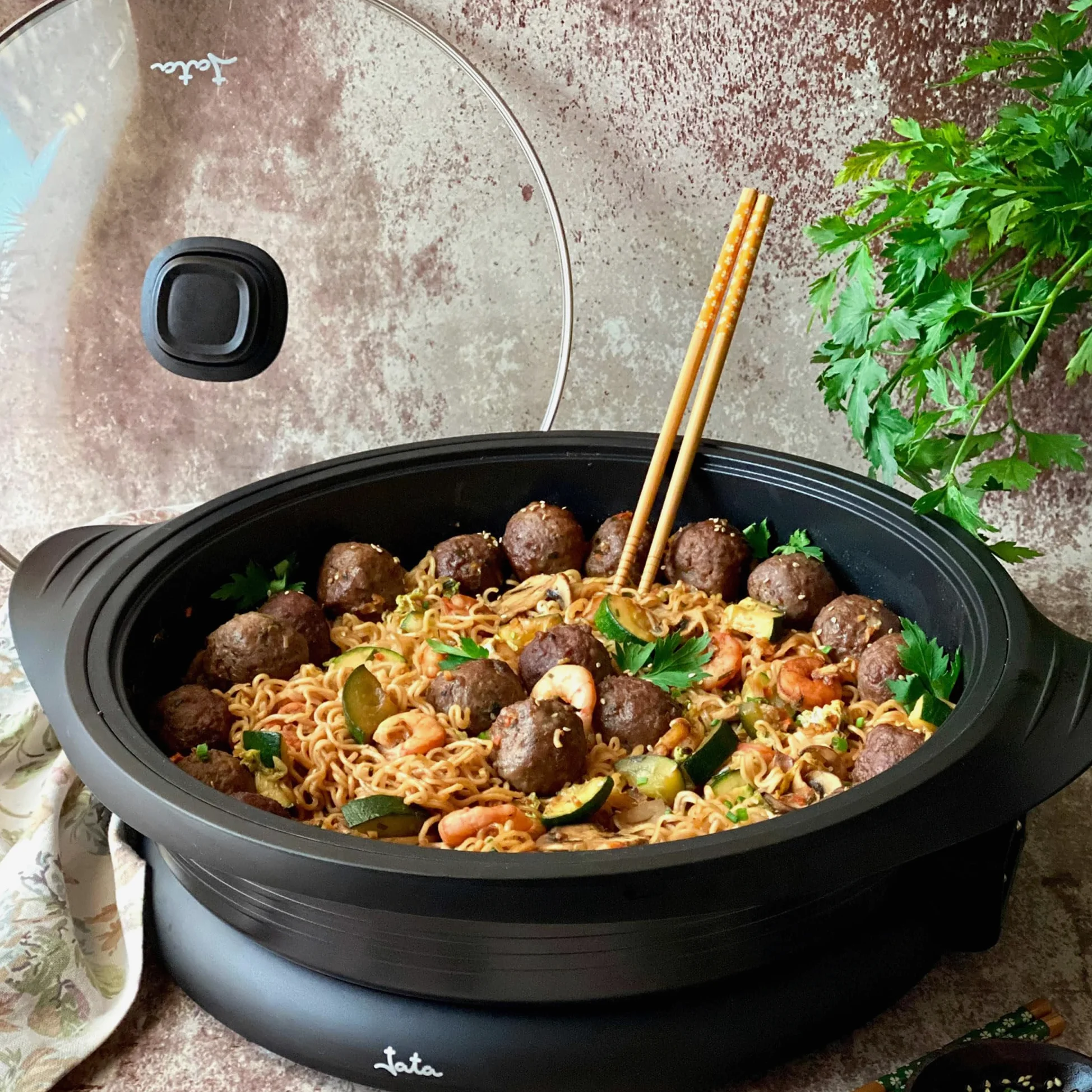 Jata PE640 Poêle à paella électrique de 34 cm de diamètre et 7,5 cm de profondeur. Couvercle en verre avec valve de sortie de vapeur. Répartition de la chaleur uniformément sur toute la surface.