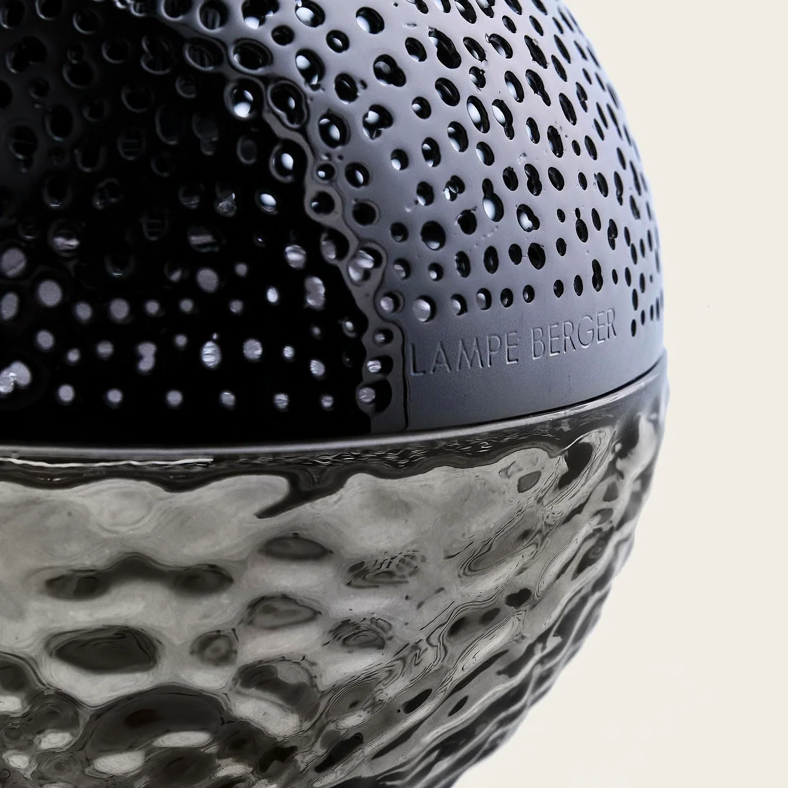 MAISON BERGER – Lampe Berger Gravity, Lampe Parfumante Catalytique 2-en-1, Élimine Les Odeurs et Diffuse Le Parfum, Objet Décoratif Design – Recharges vendues séparément (Noire)