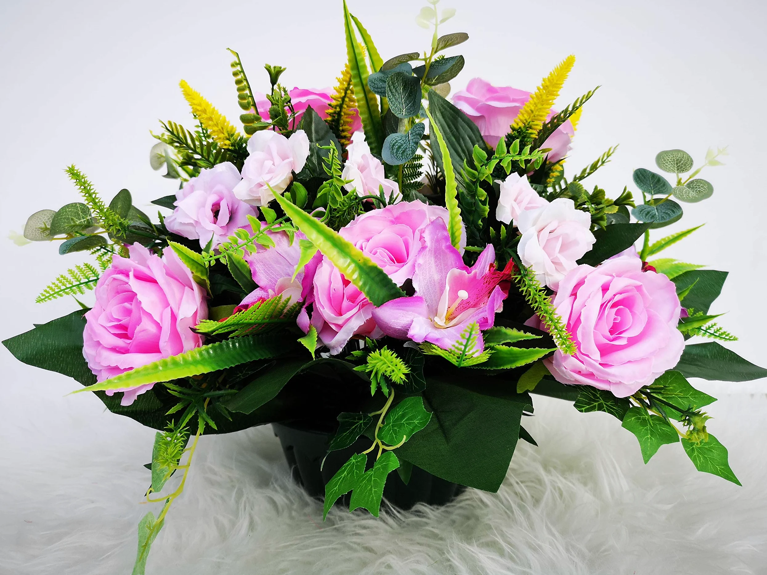 Composition de Fleurs Artificielles, Lesté Ciment pour Une Très Bonne Tenue à L' extérieur, Réalisé par Nos Soins, Les Fleurs sont De Très Bonne Qualité.