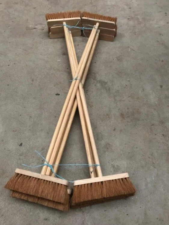 Lot de 12 balais Coco 29 cm emmanchés, Manche Bois 1.30m