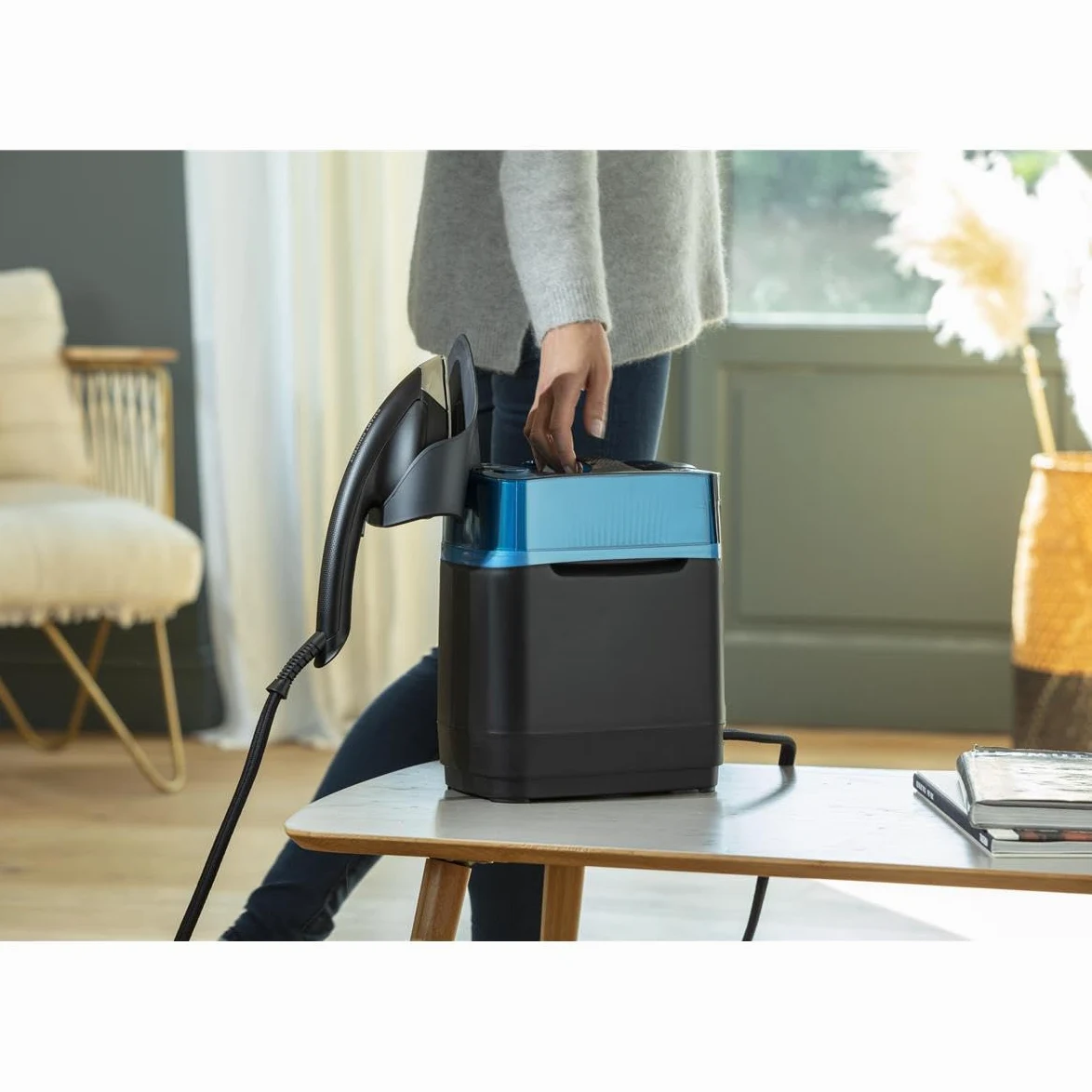 Tefal Défroisseur vapeur hygiénique UT2020 CUBE Désinfectant Hygiénique Nettoyage à la vapeur vertical Repassage mobile Débit vapeur jusqu'à 90 g/min Effet pressing 200 g/min