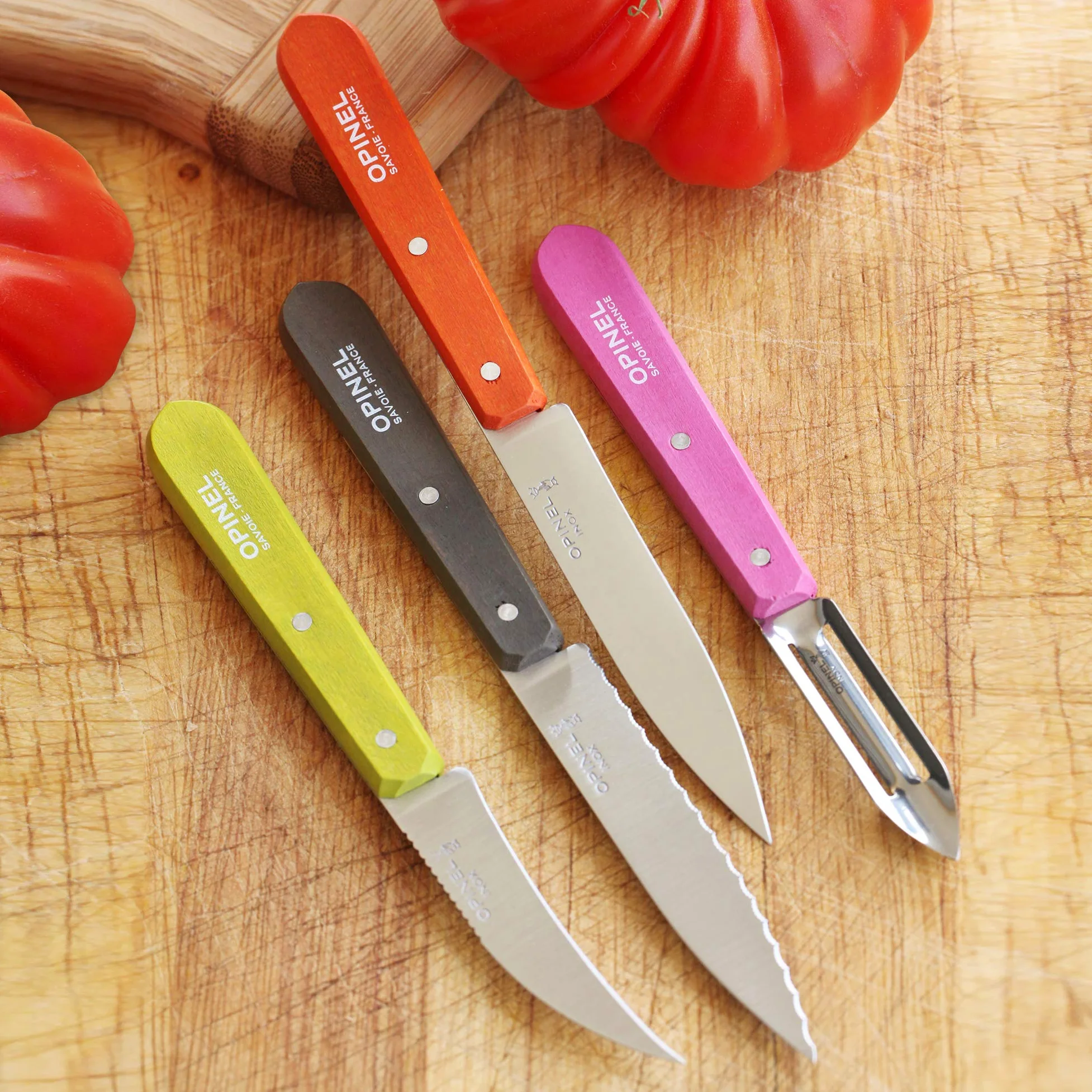 Opinel - Coffret Les Essentiels Fifties - Coffret Cuisine Couteau d’Office, Couteau Cranté, Couteau à Légumes, Couteau Eplucheur - Inox & Charme - Mandarine, Poivre, Tilleul & Rose