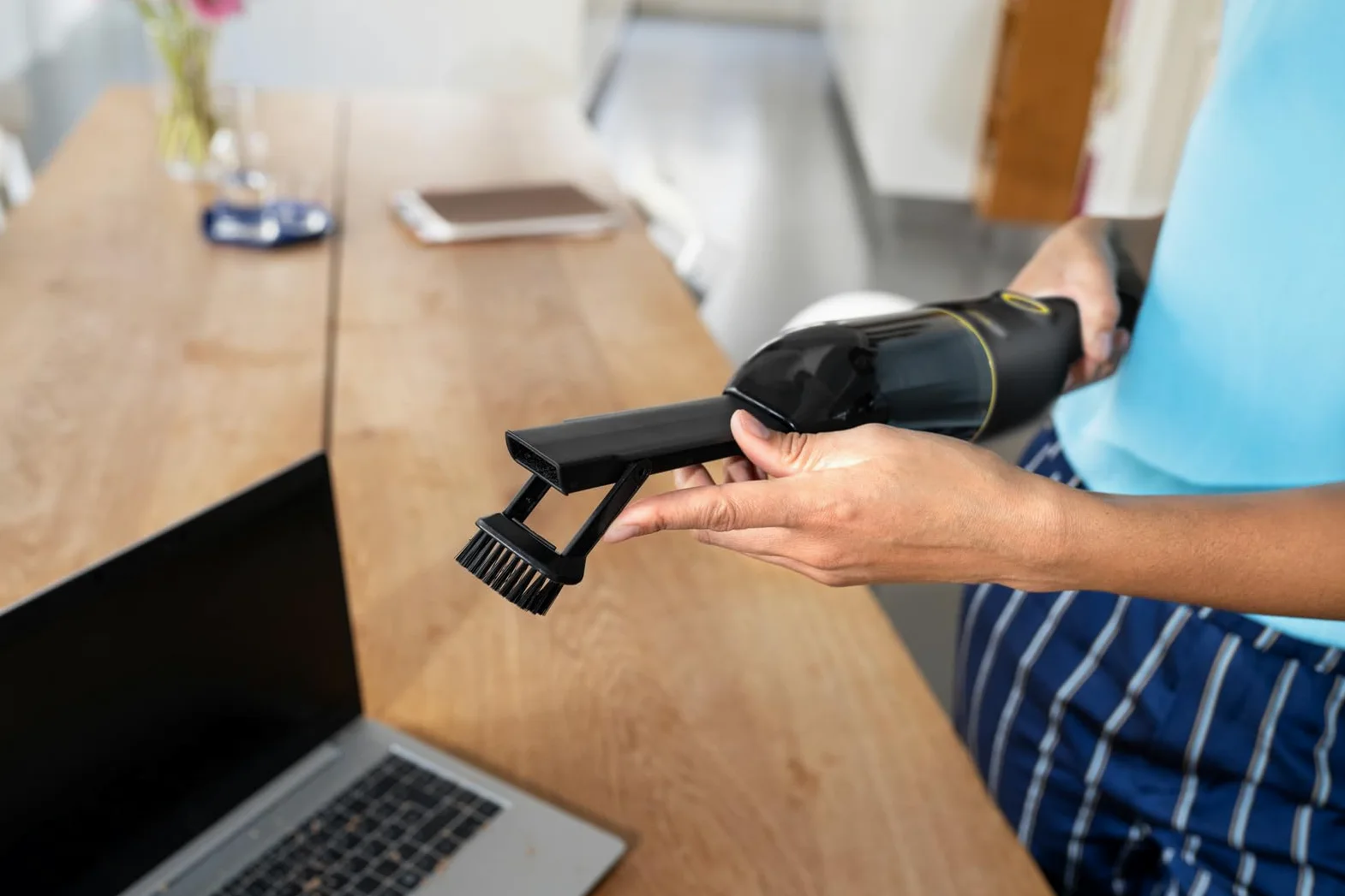 Kärcher Aspirateur à main sans fil CVH Anniversary Edition, aspirateur à main compact et léger pour une utilisation rapide avec 20 minutes d'autonomie, filtre HEPA, fonction de charge USB-C