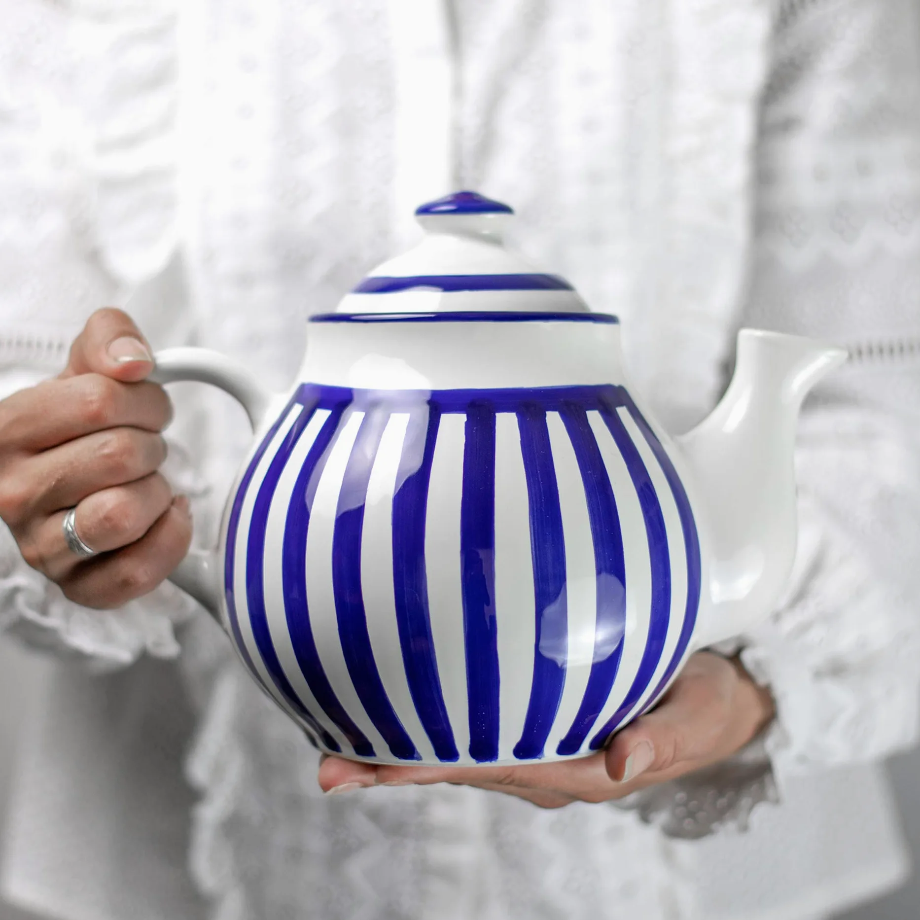 City to Cottage | Théière | à rayures bleu marine et blanches en céramique avec couvercle et anse faite et peinte à la main | Grande 1,7L 4-6 tasses