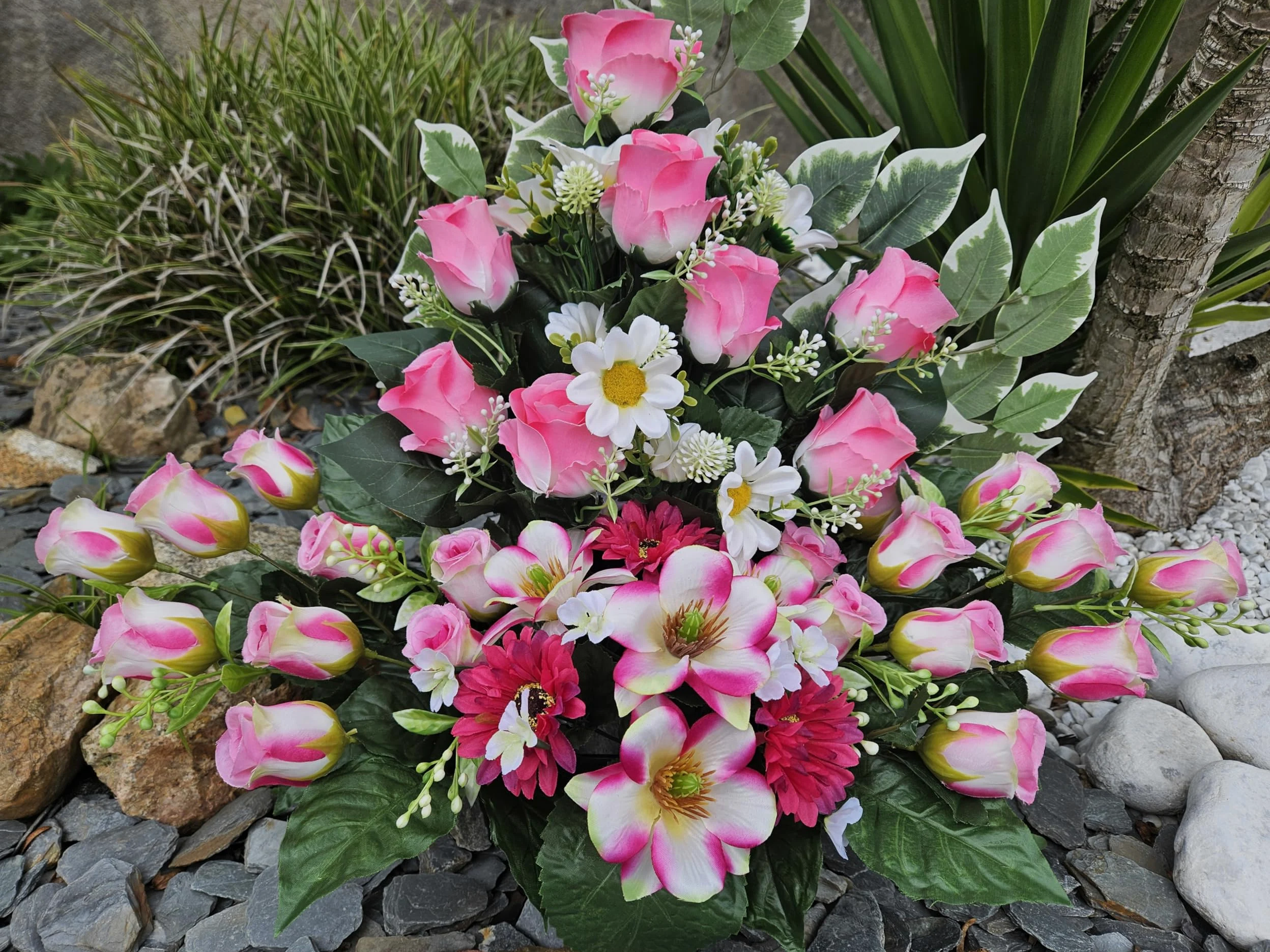 Composition de Fleurs Artificielles Lesté Ciment, pour Une Parfaite Tenue à L' Extérieur. Réalisé par nos Soins. Fleurs de Qualité.