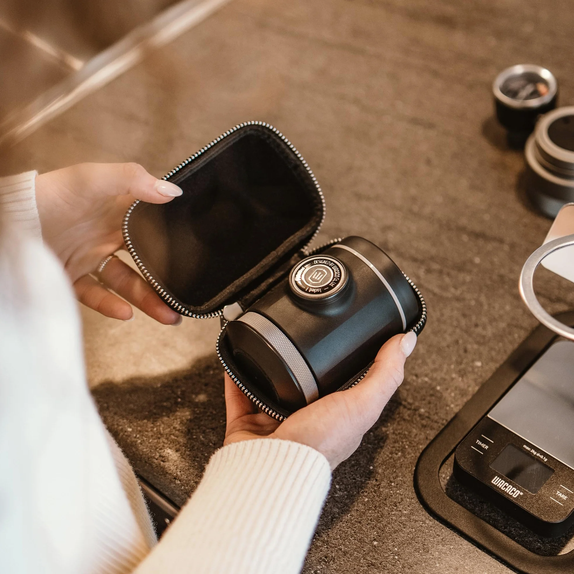WACACO Picopresso Machine à Espresso Portable avec son Étui de Protection, Machine de Niveau Barista Dédiée aux Cafés de Spécialité, Mouture Ultra-fine, Cafetière de Voyage Manuelle