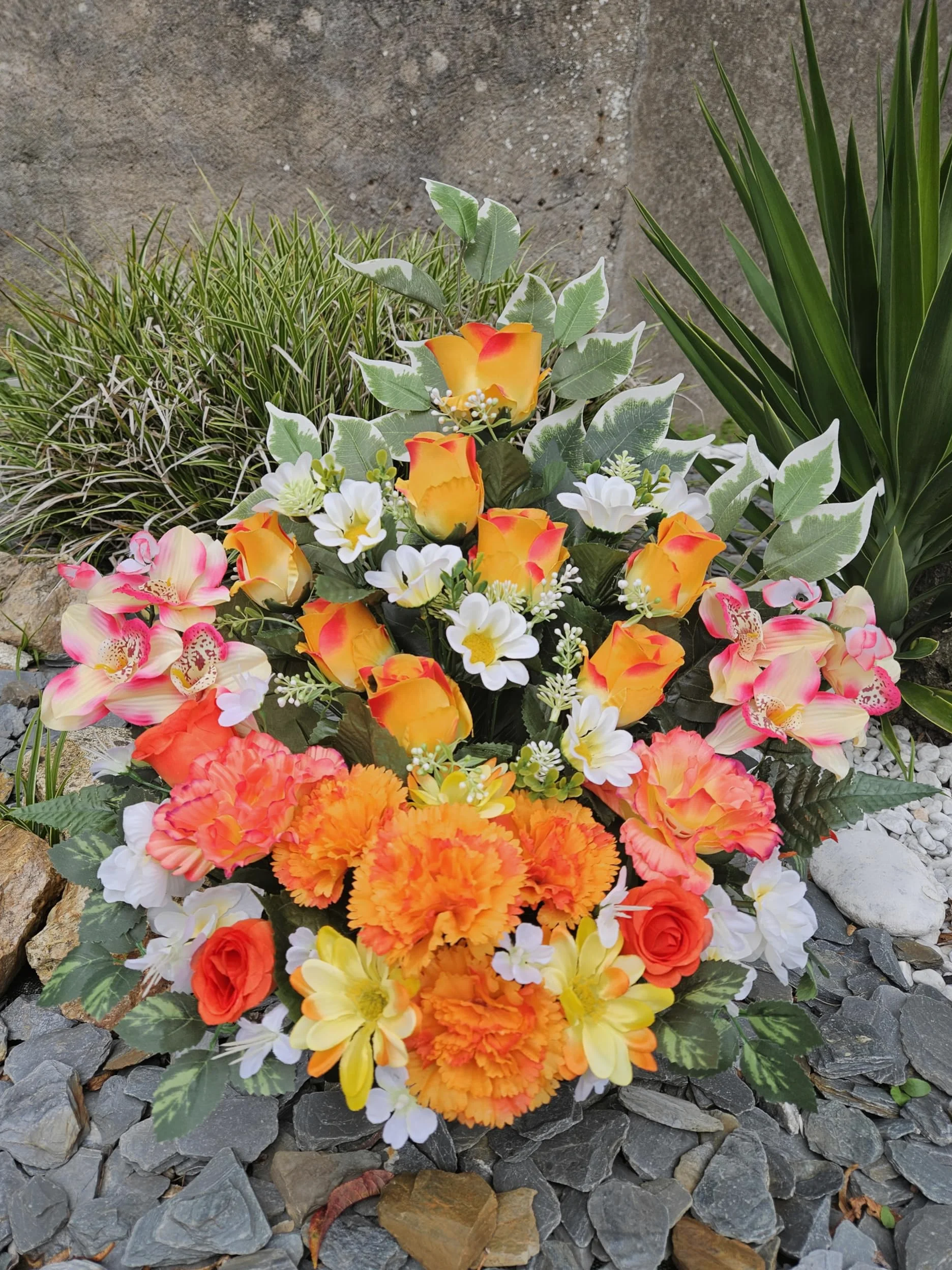 Composition de Fleurs Artificielles Lesté Ciment pour Une Parfaite Tenue à L' Extérieur. Réalisé par nos Soins, Fleurs de Qualité.
