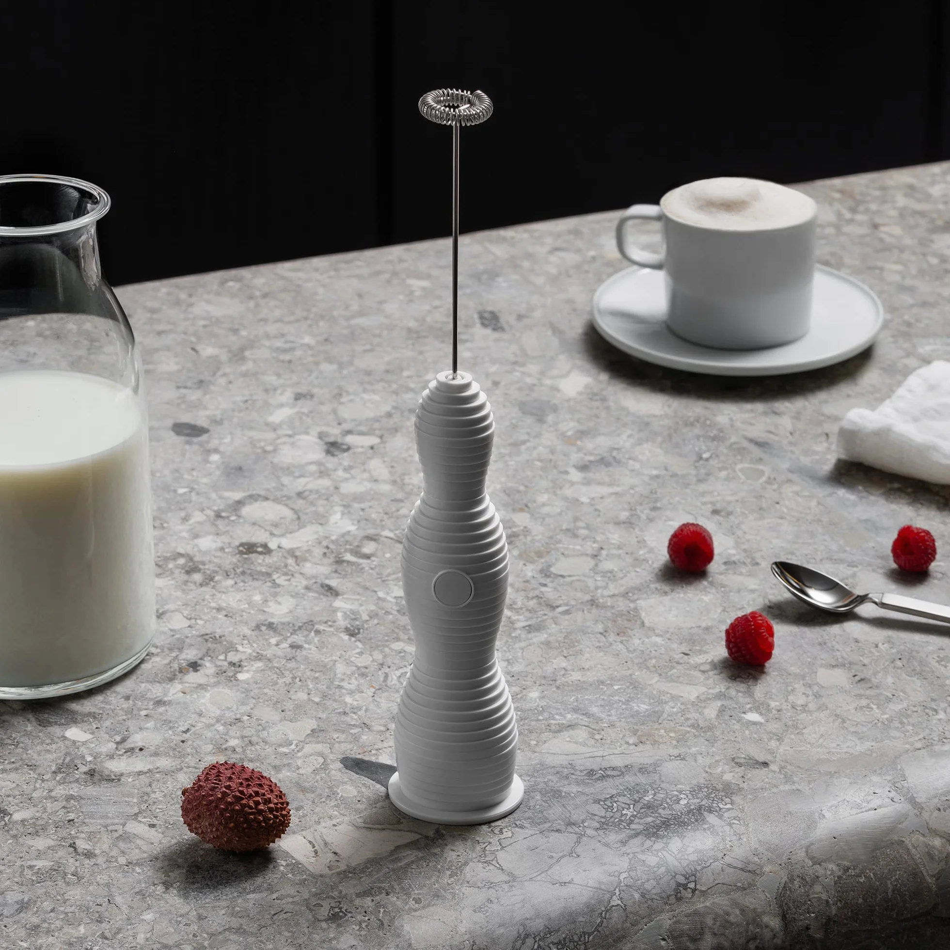 Alessi Pulcina MDL11 W - Batteur Mousseur à Lait Design, en Résine Thermoplastique, Fouet en Acier et Batterie Rechargeable, Blanc