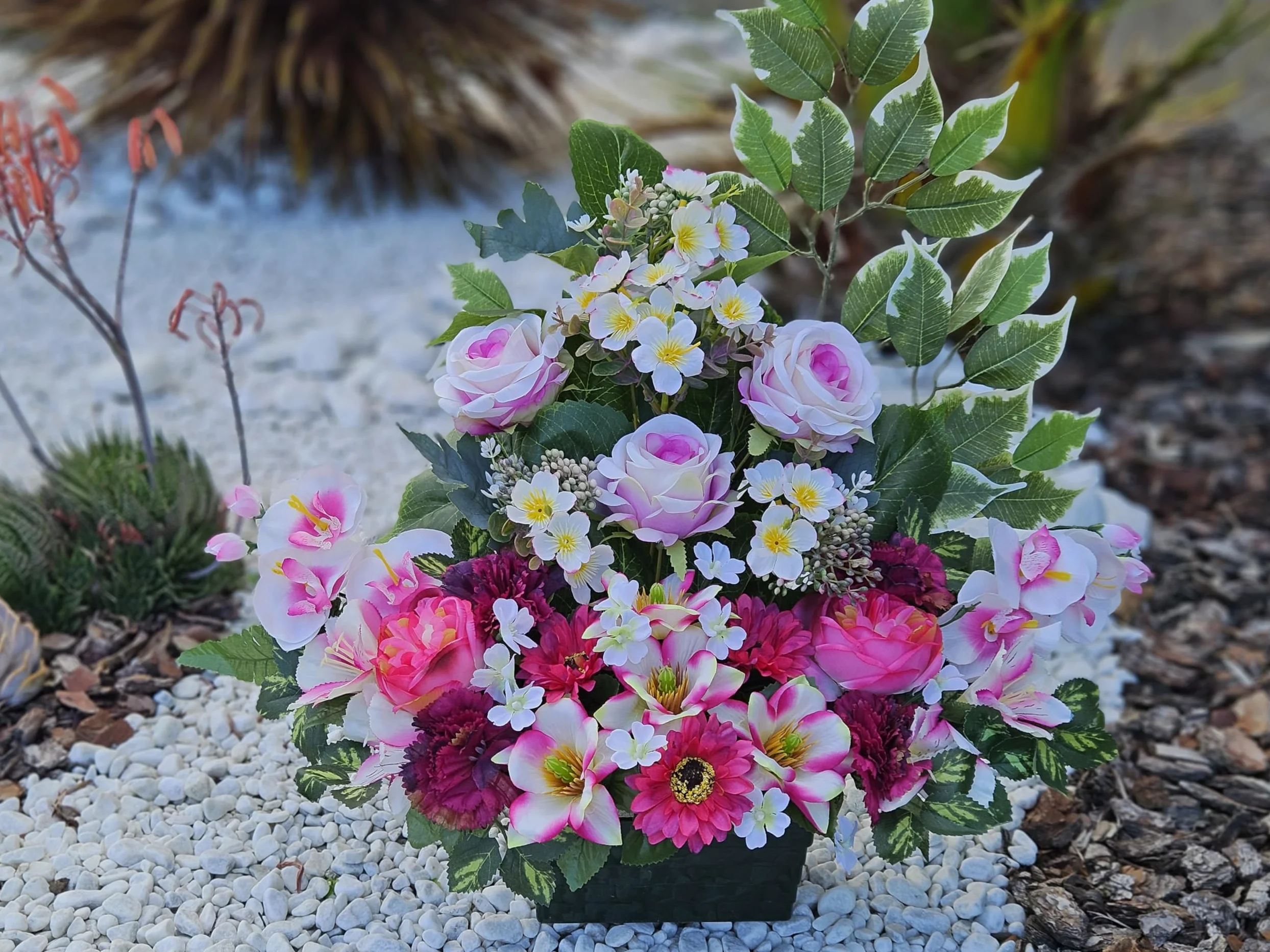 Composition de Fleurs Artificielles, Lesté Ciment Pour Une Très Bonne Tenue à L extérieur. Réalisé par Nos Soins, Fleurs de Qualité