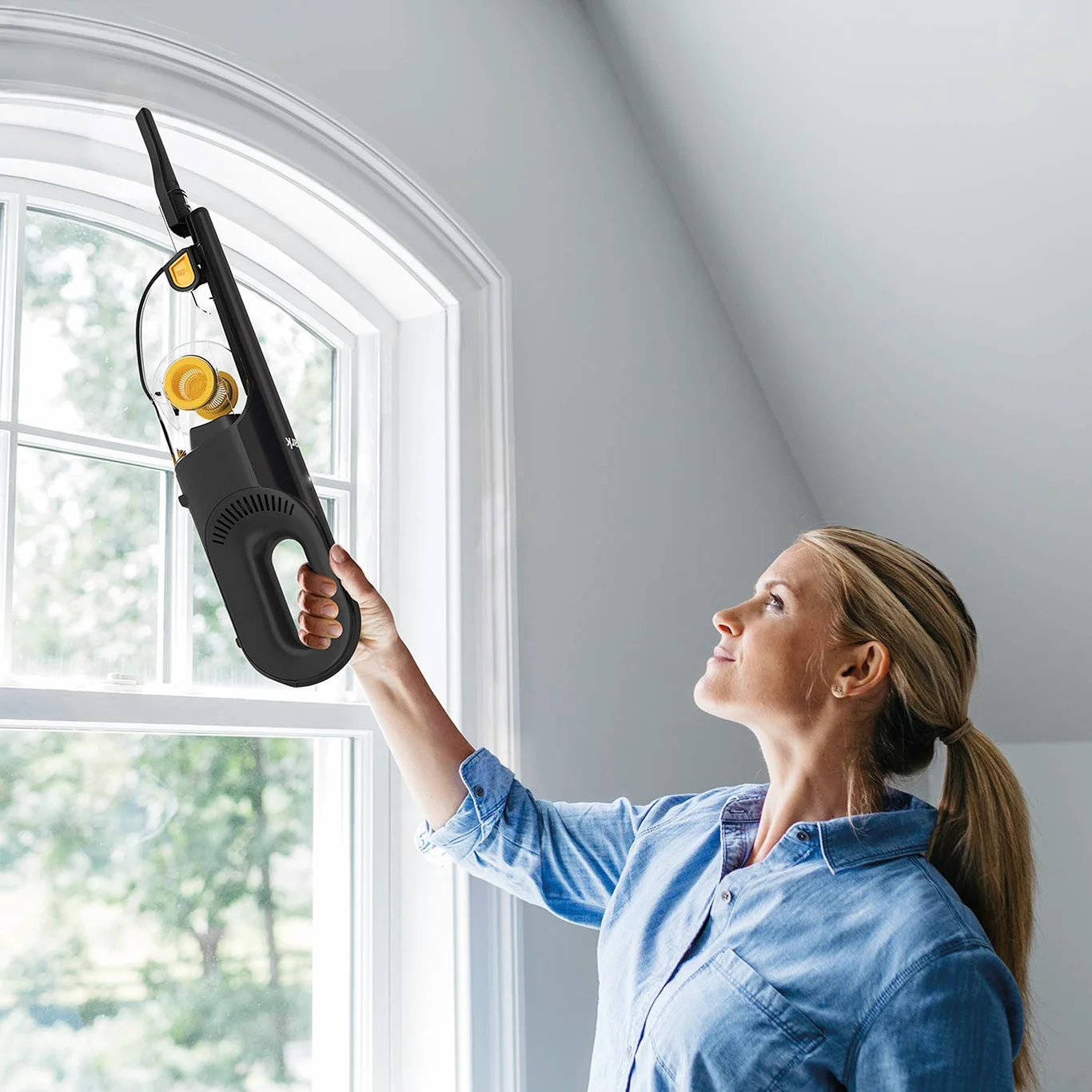 Shark Aspirateur à main sans fil avec outil pour animaux domestiques, suceur plat et brosse à épousseter, 80 W, 0,45 l, temps de fonctionnement de 10 minutes, filtre lavable, noir et jaune, CH950UKT