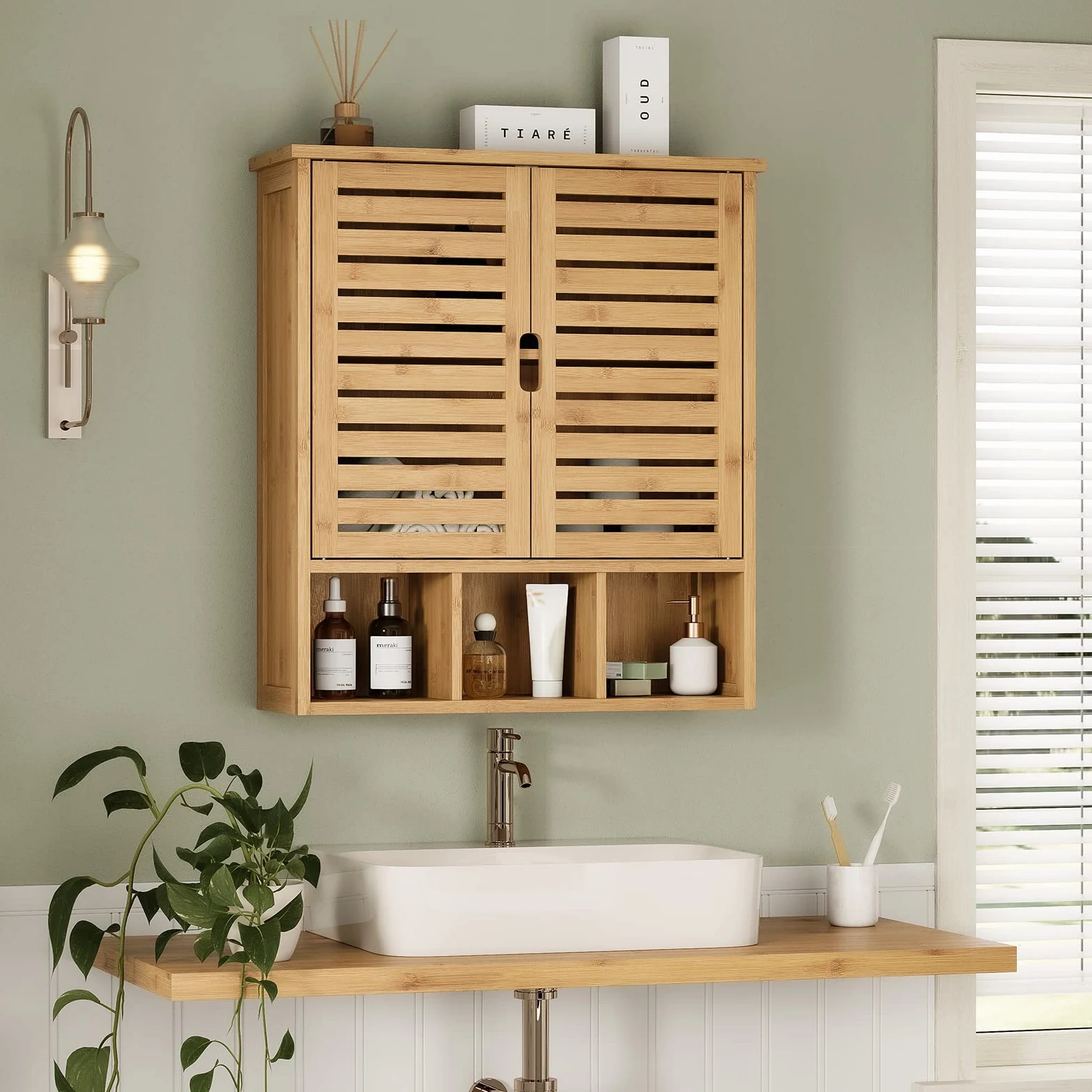 VIAGDO Armoire Murale de Salle de Bain, Meuble de Rangement avec 3 Compartiments Ouverts et Étagère Réglable, Armoire à Pharmacie Suspendue en Bambou avec 2 Portes, 59 x 21 x 67 cm