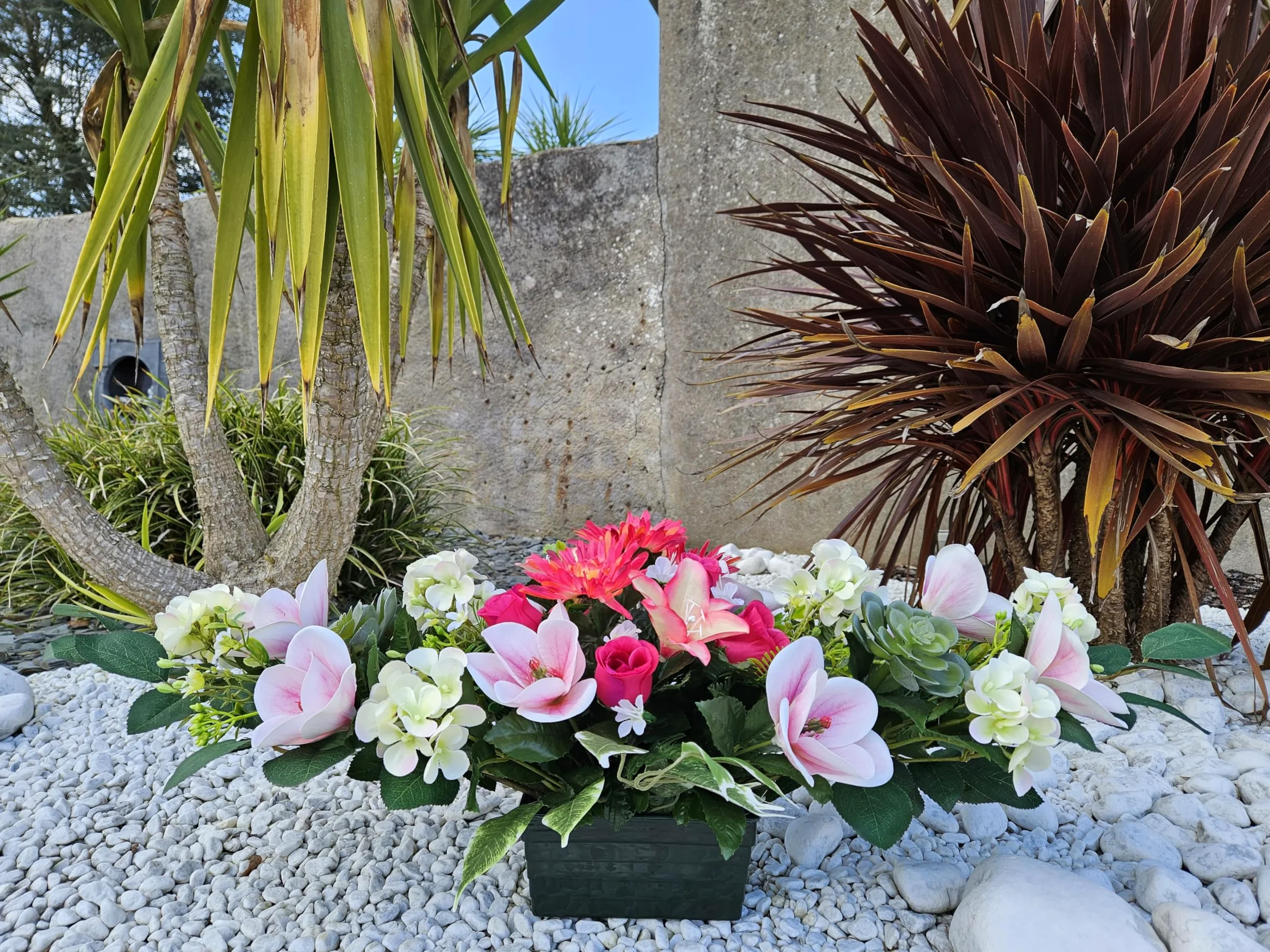 Composition de Fleurs Artificielles Lesté Ciment pour Une Parfaite Tenue à L' extérieur. Réalisé par nos Soins, Fleurs de Qualité.