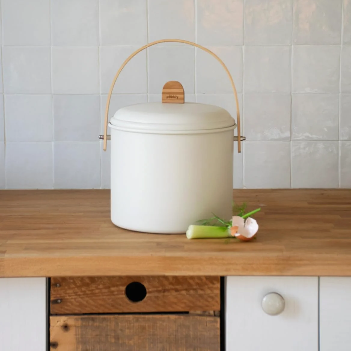 PEBBLY - Seau à Compost d'Intérieur en Acier et Anse en Bambou - 7 litres - Ø 22 x 25 cm - Filtre Anti-Odeur en Charbon Inclus, Seau Élégant, Durable, Léger et Résistant, sans Risque de Fuite