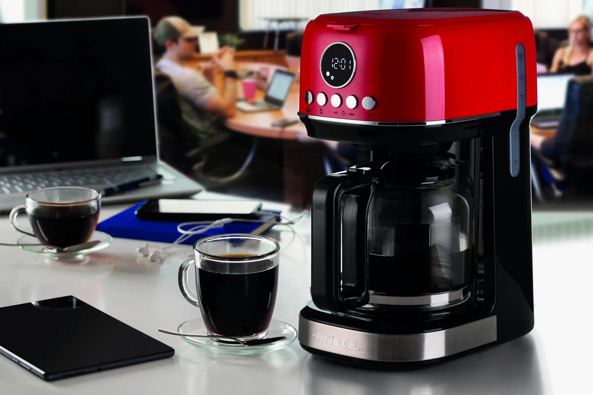 Ariete, Moderna 1396 Cafetière Filtre, Préparez Jusqu'à 15 Tasses de Café Américain, Carafe en Verre Trempé, Base Chauffante, Écran LCD, Filtres Amovibles et Lavables, Rouge