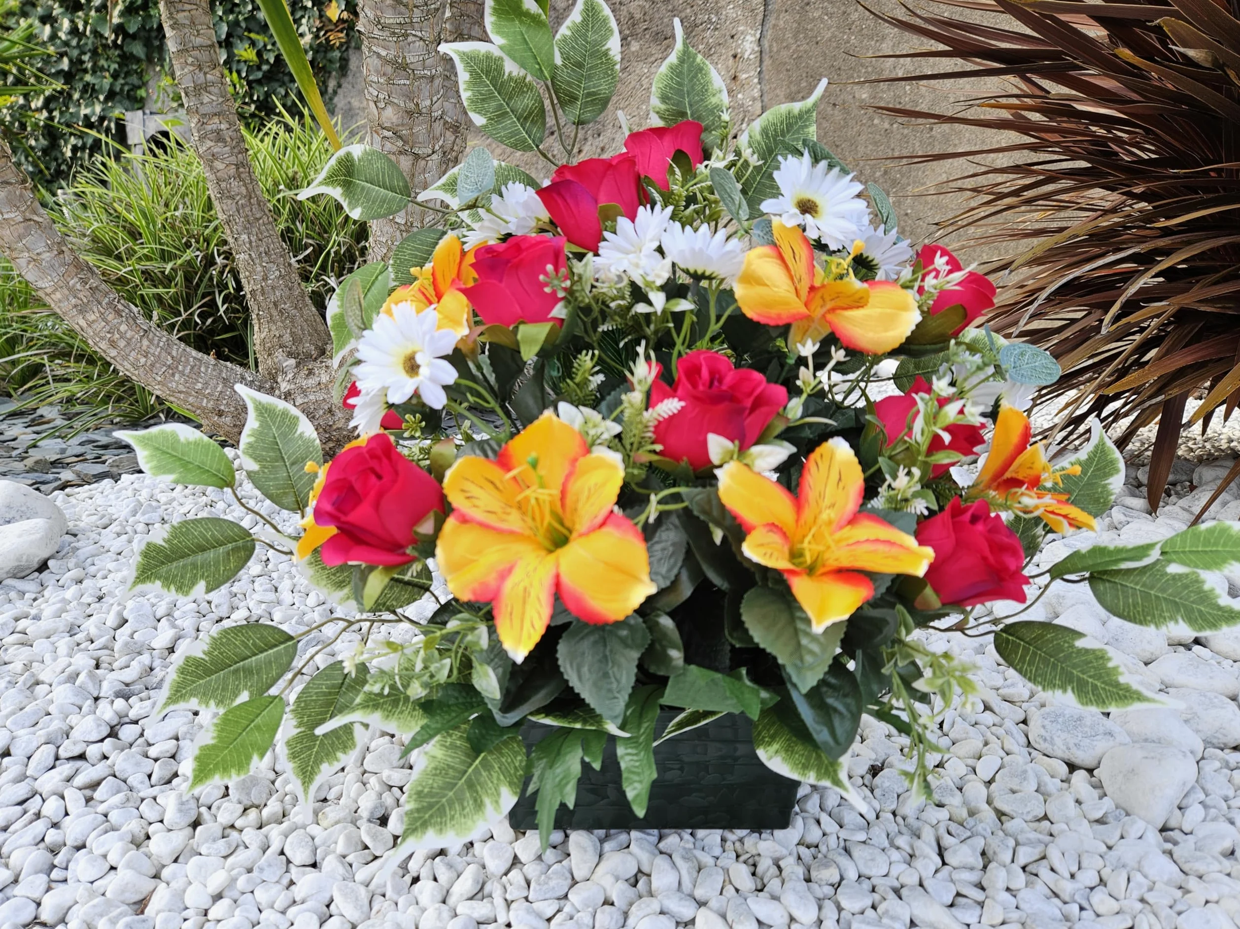 Composition de Fleurs artificielles, lesté Totalement Ciment en jardinière, pour cimetière. Réalisé par nos Soins, Produit apprécié dans nos Villes, Fleurs de très Bonne qualité.