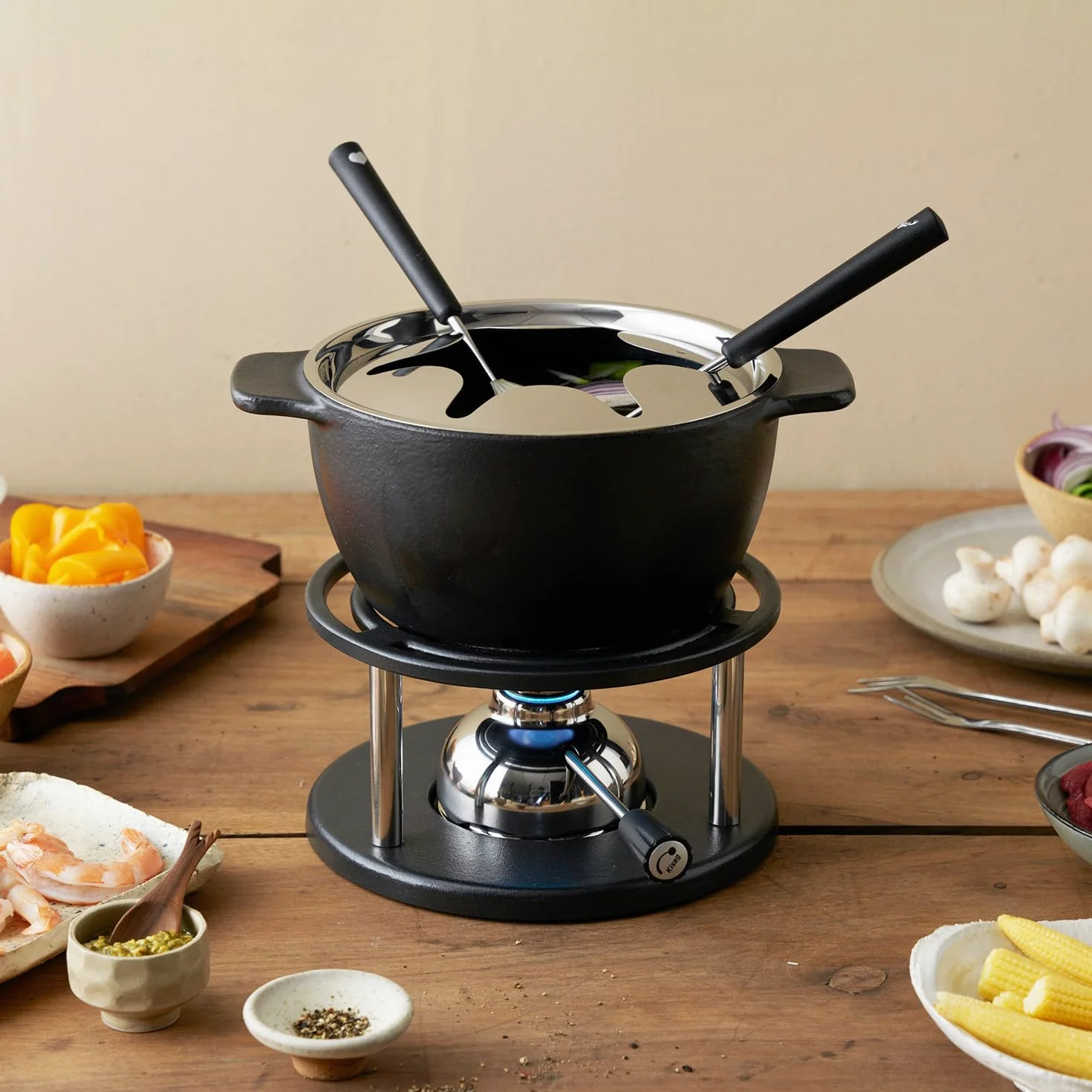 Kisag Twin Set à Fondue en Fonte pour 6 Personnes avec Casserole en Fonte Ø 16 cm Convient pour l'induction, réchaud Suisse avec brûleur à gaz et 6 fourchettes à Fondue, kit à Fondue au Fromage, à la