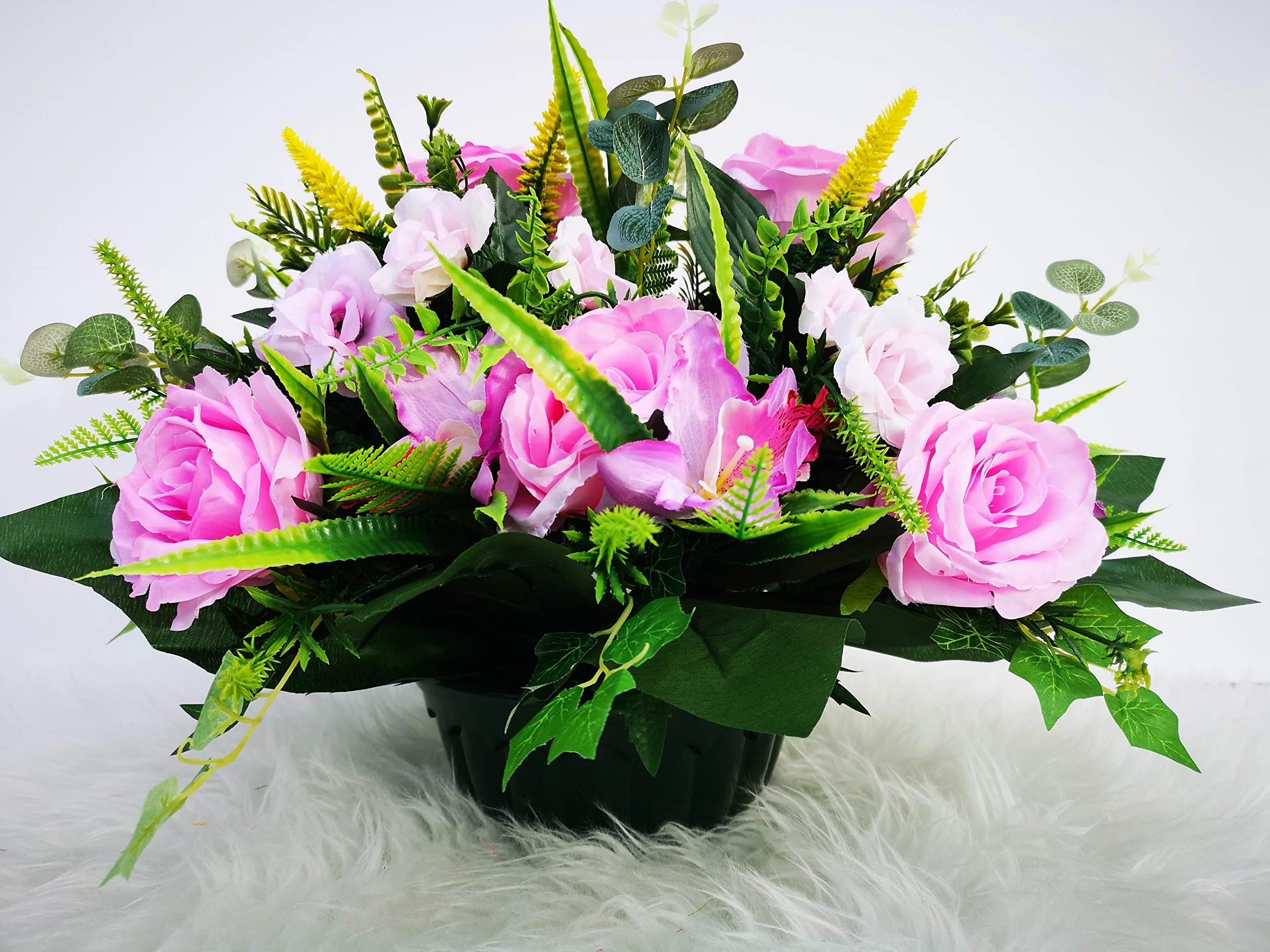 Composition de Fleurs Artificielles, Lesté Ciment pour Une Très Bonne Tenue à L' extérieur, Réalisé par Nos Soins, Les Fleurs sont De Très Bonne Qualité.
