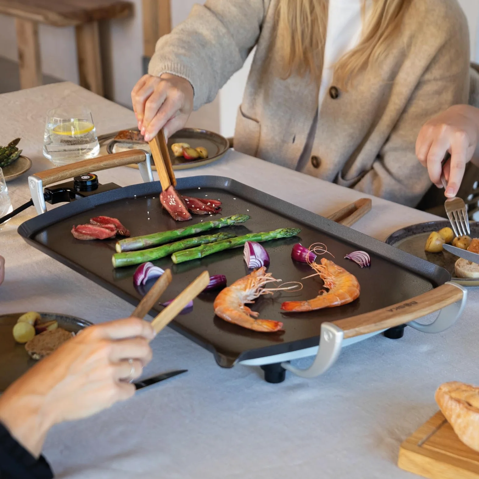 Boska Plancha Électrique Pro – Plaque Teppanyaki 35x56 cm – Revêtement Céramique sans PFAS – Thermostat Réglable – Écoulement des Graisses – Poignées en Chêne – Noir