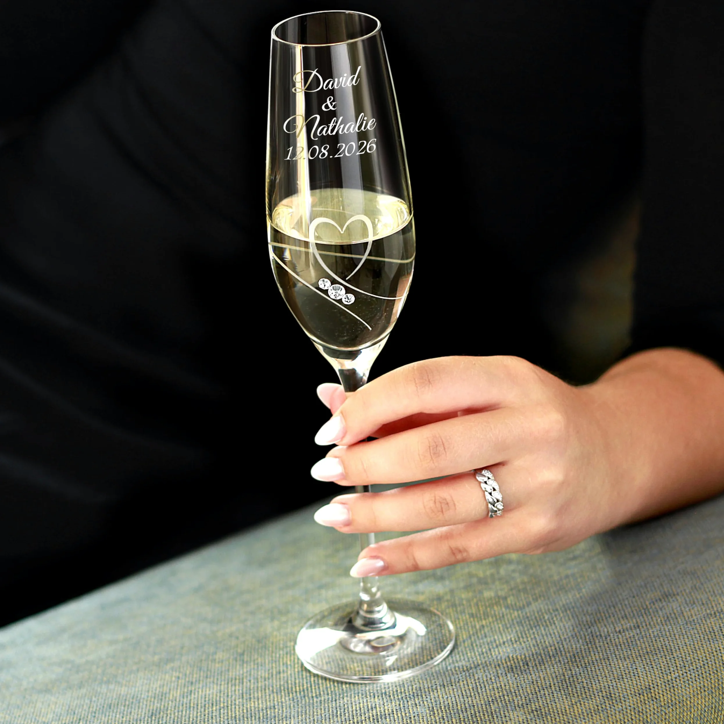 Essence of Love Flûtes à Champagne Personnalisées - Verre a Champagne, Cadeau de Mariage, Verre Personnalisé avec Noms et Date Gravés, cristal sans plomb, fabriqué en Europe - Set de 2 (210ml)