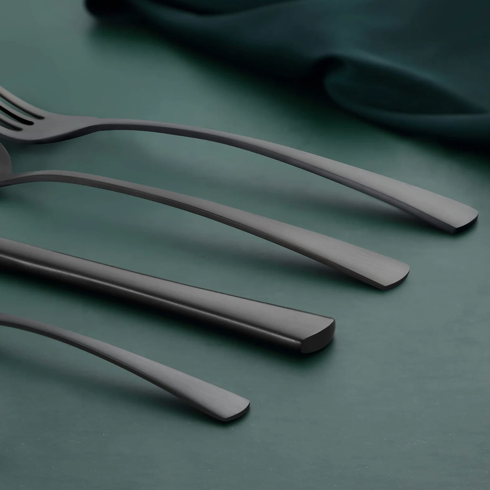 Bestdin set couverts de table noir 6 personnes, ensemble de couverts inox 24 pièces, Comprend des couteaux/fourchettes/cuillères, fini mat et lavable au lave-vaisselle, facile à nettoyer