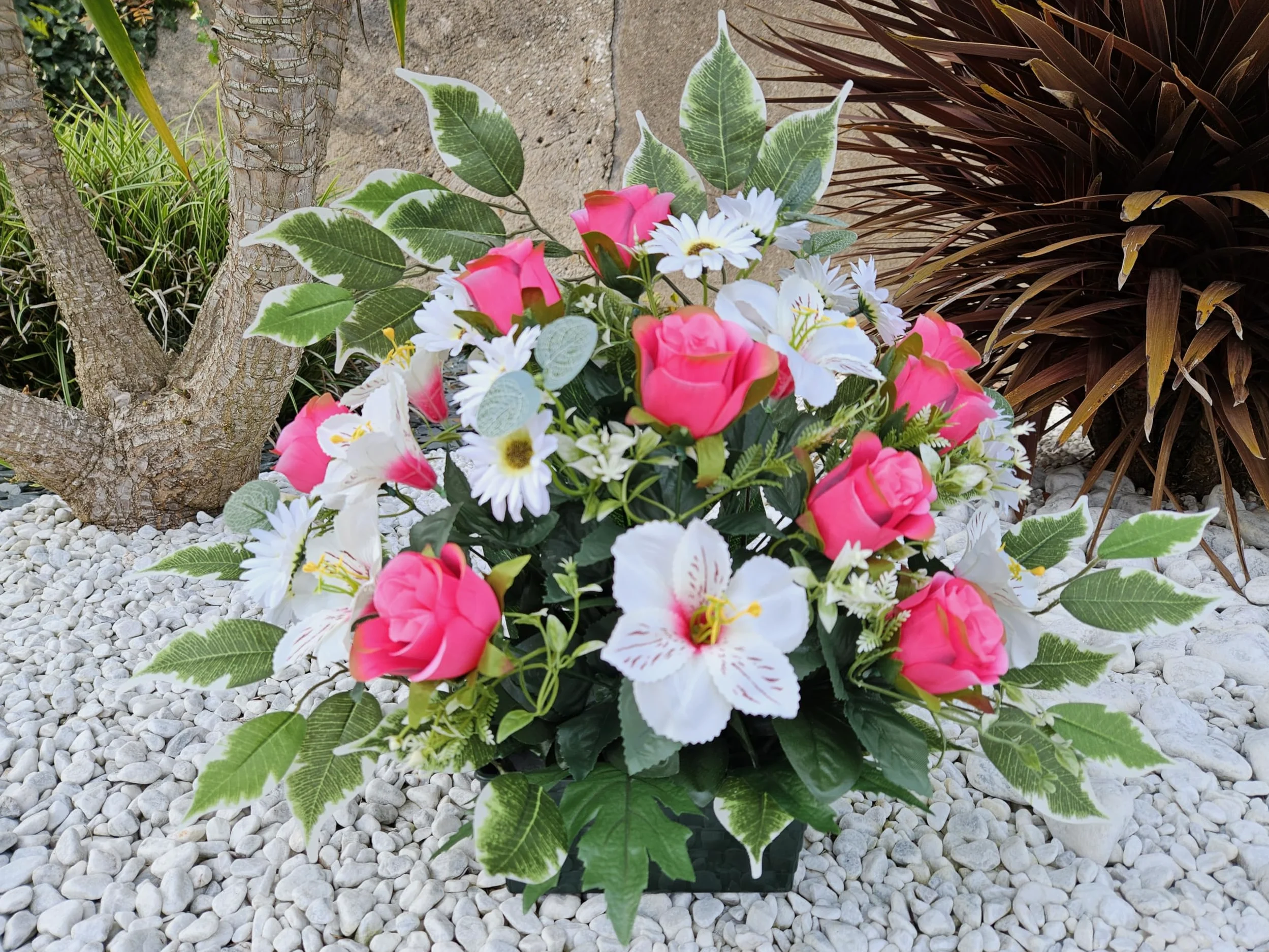 Composition de Fleurs Artificielles, Lesté Ciment pour Une Très Bonne Tenue à L' extérieur. Réalisé par Nos Soins.