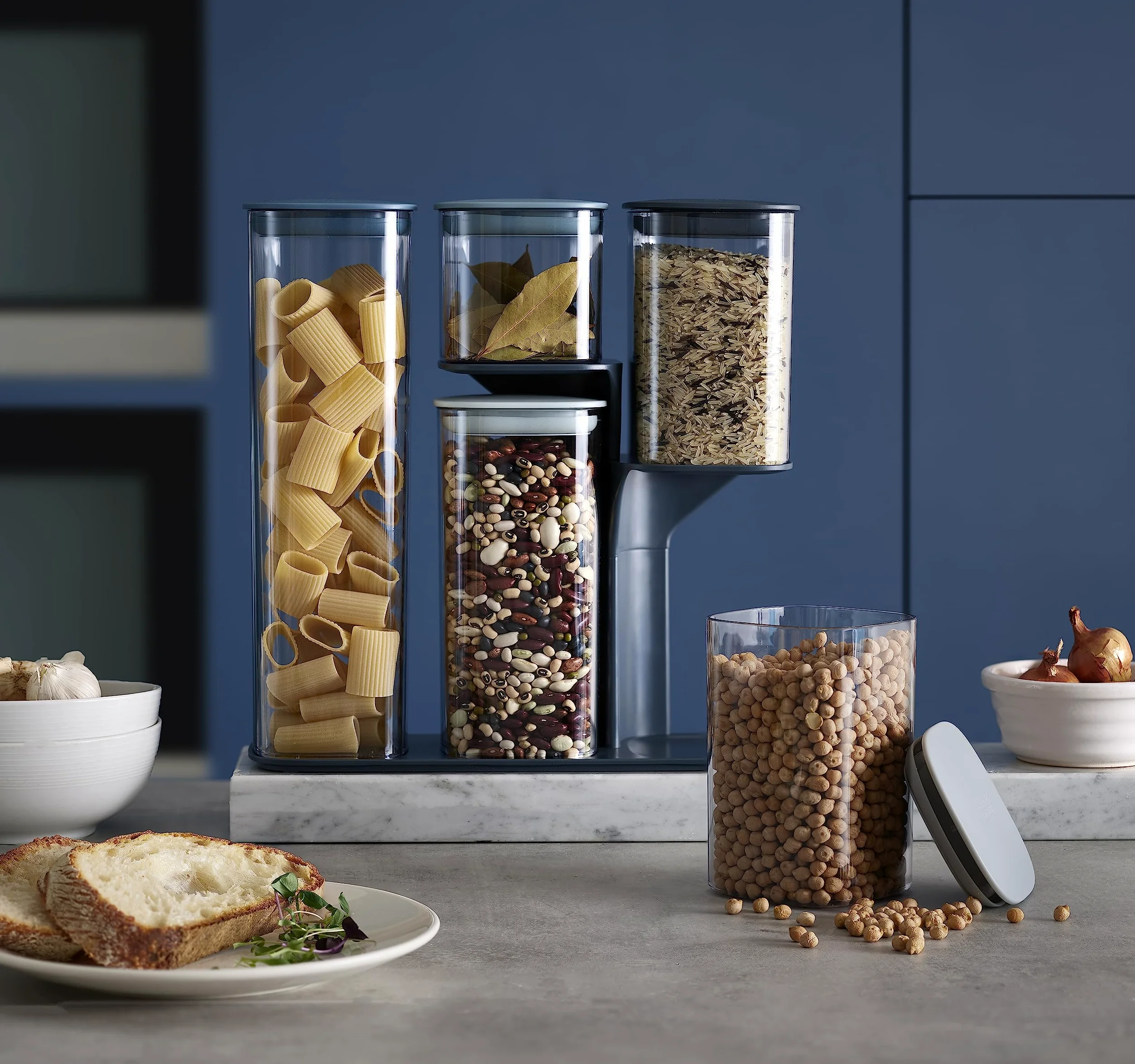 Joseph Joseph Podium Bocaux Hermétiques Lot de 5, Boîtes de Conservation des Aliments Cuisine avec Support et Couvercle, Tranparent/Bleu