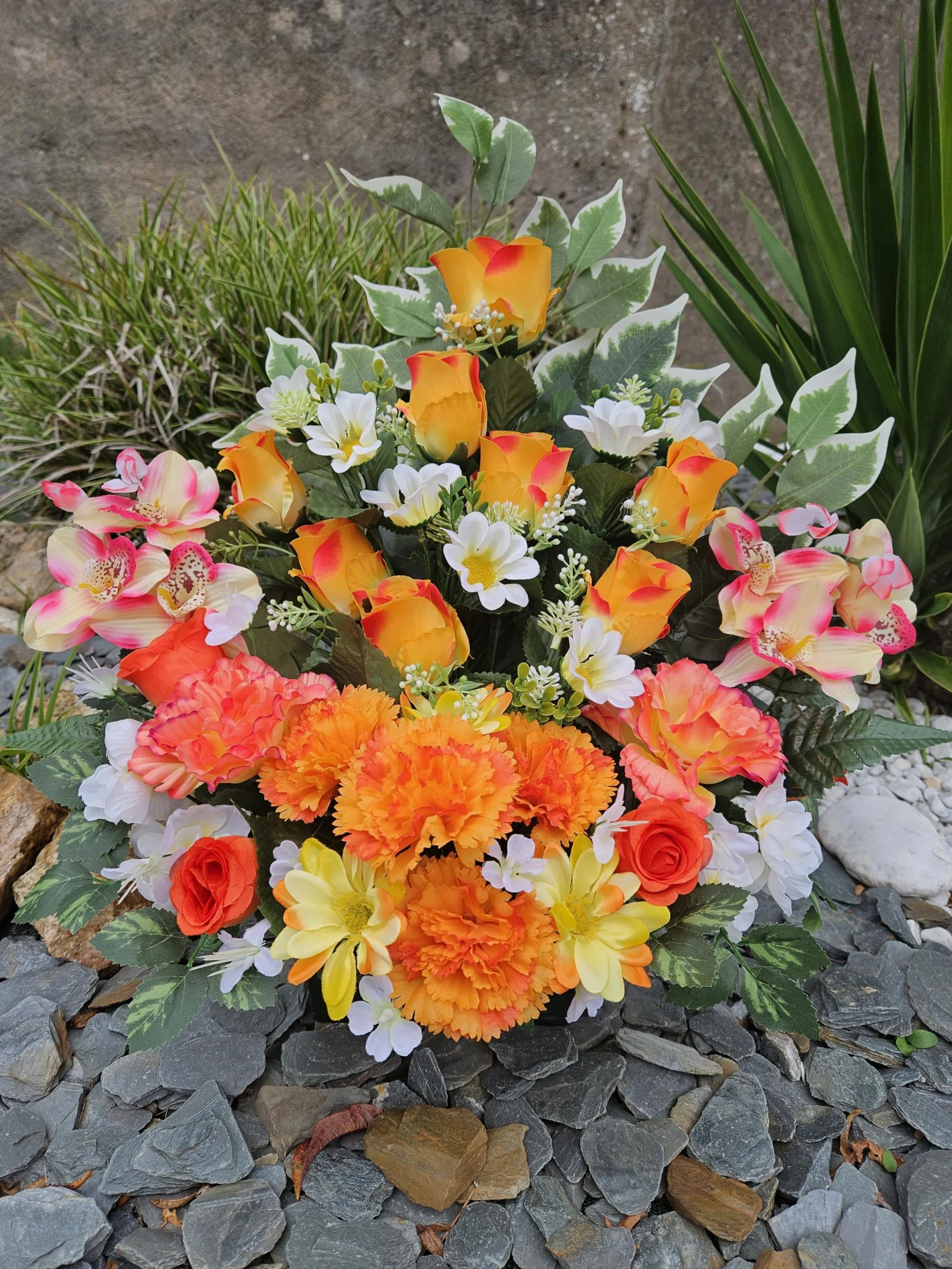 Composition de Fleurs Artificielles Lesté Ciment pour Une Parfaite Tenue à L' Extérieur. Réalisé par nos Soins, Fleurs de Qualité.