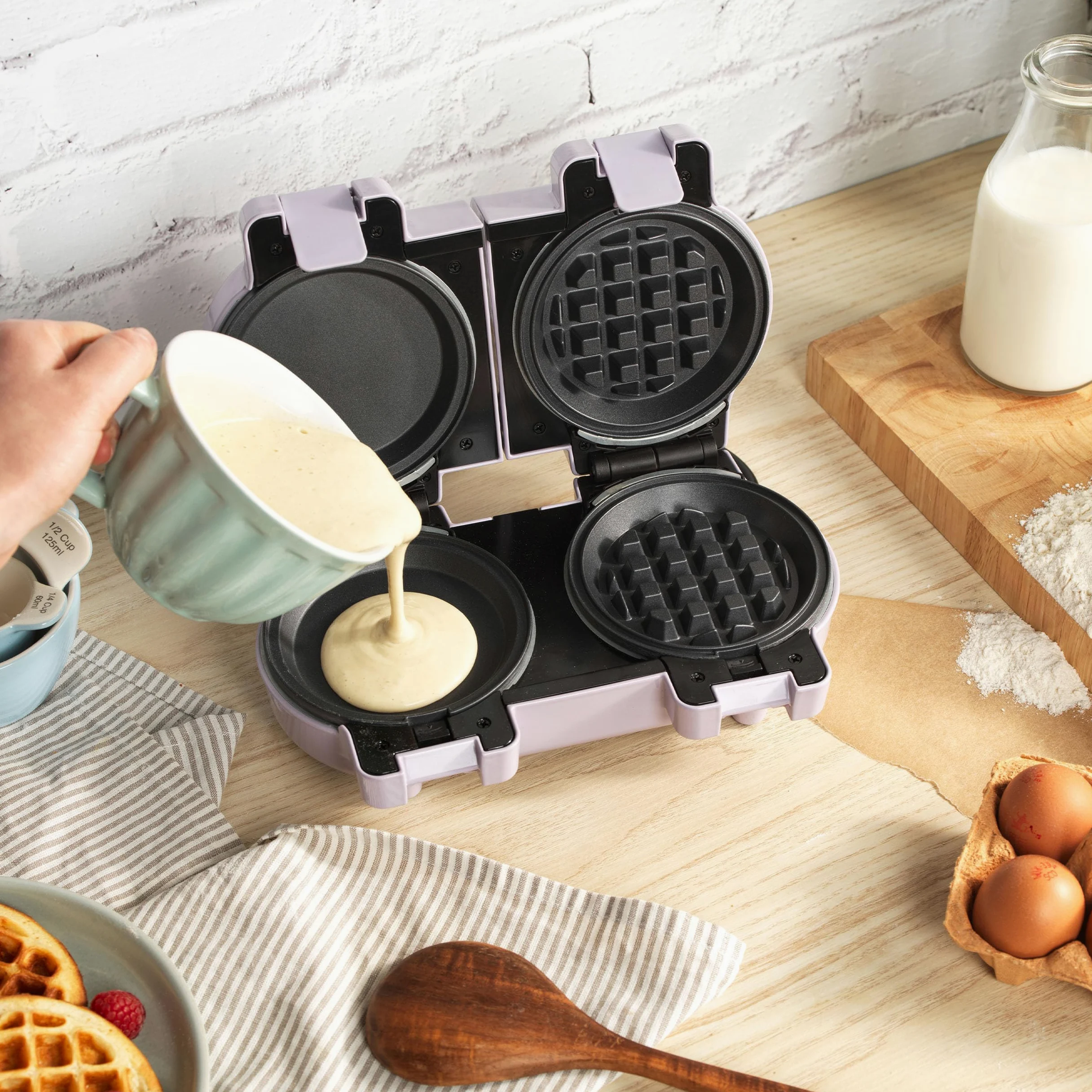 Giles & Posner Appareil de fabrication de snacks– plaques de cuisson amovibles antiadhésives, compact, inclut 4 plates pour omelettes et gâteaux, 4 à gaufres, violet pastel.