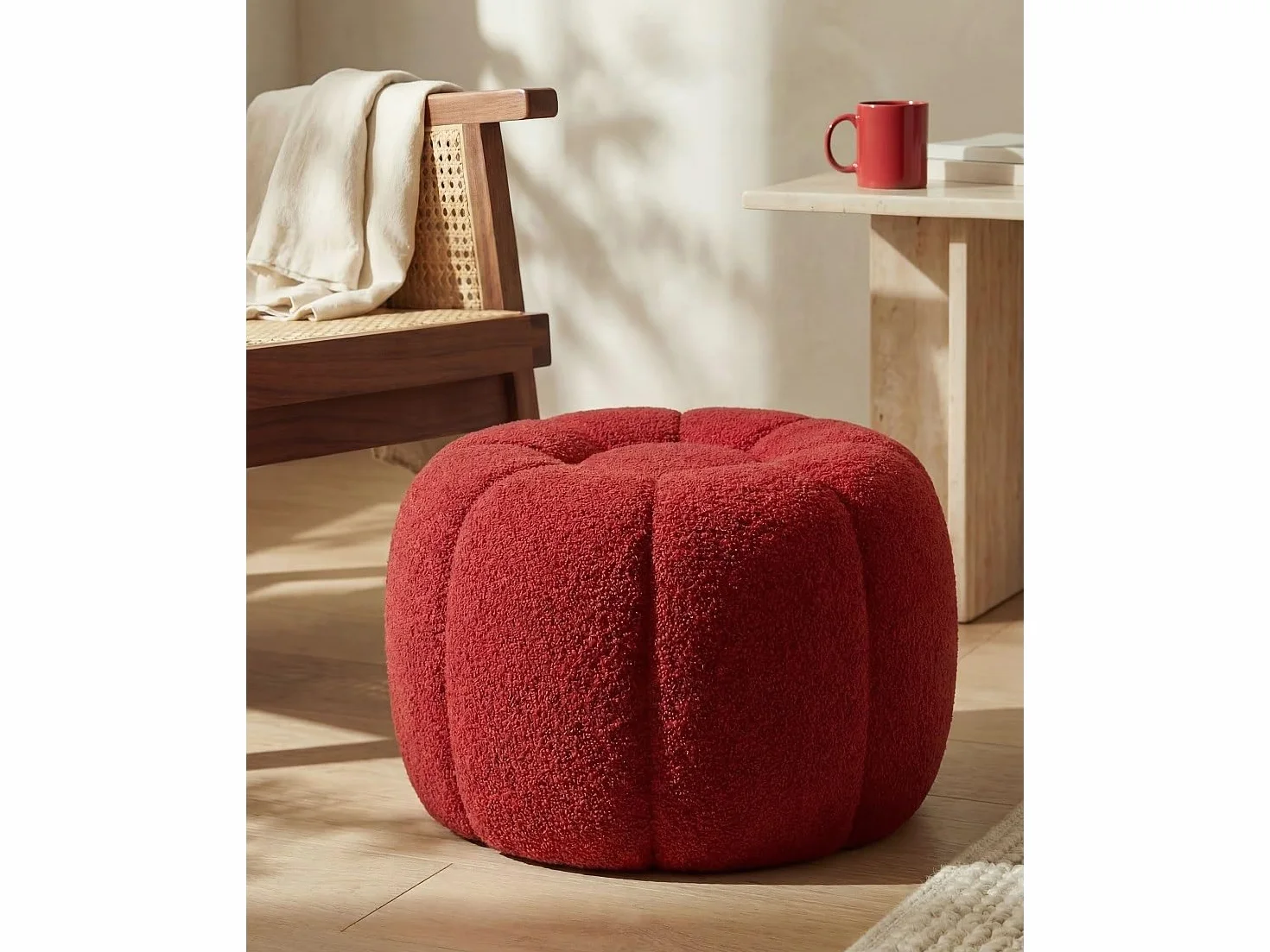 Vente-unique - Pouf Design Fleur en Tissu Bouclette Rouge DELPODA
