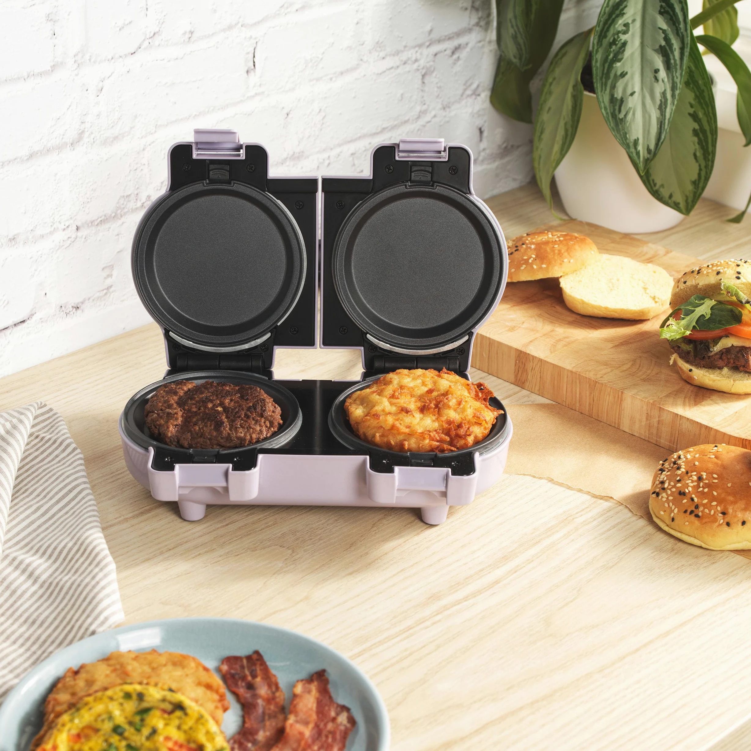 Giles & Posner Appareil de fabrication de snacks– plaques de cuisson amovibles antiadhésives, compact, inclut 4 plates pour omelettes et gâteaux, 4 à gaufres, violet pastel.
