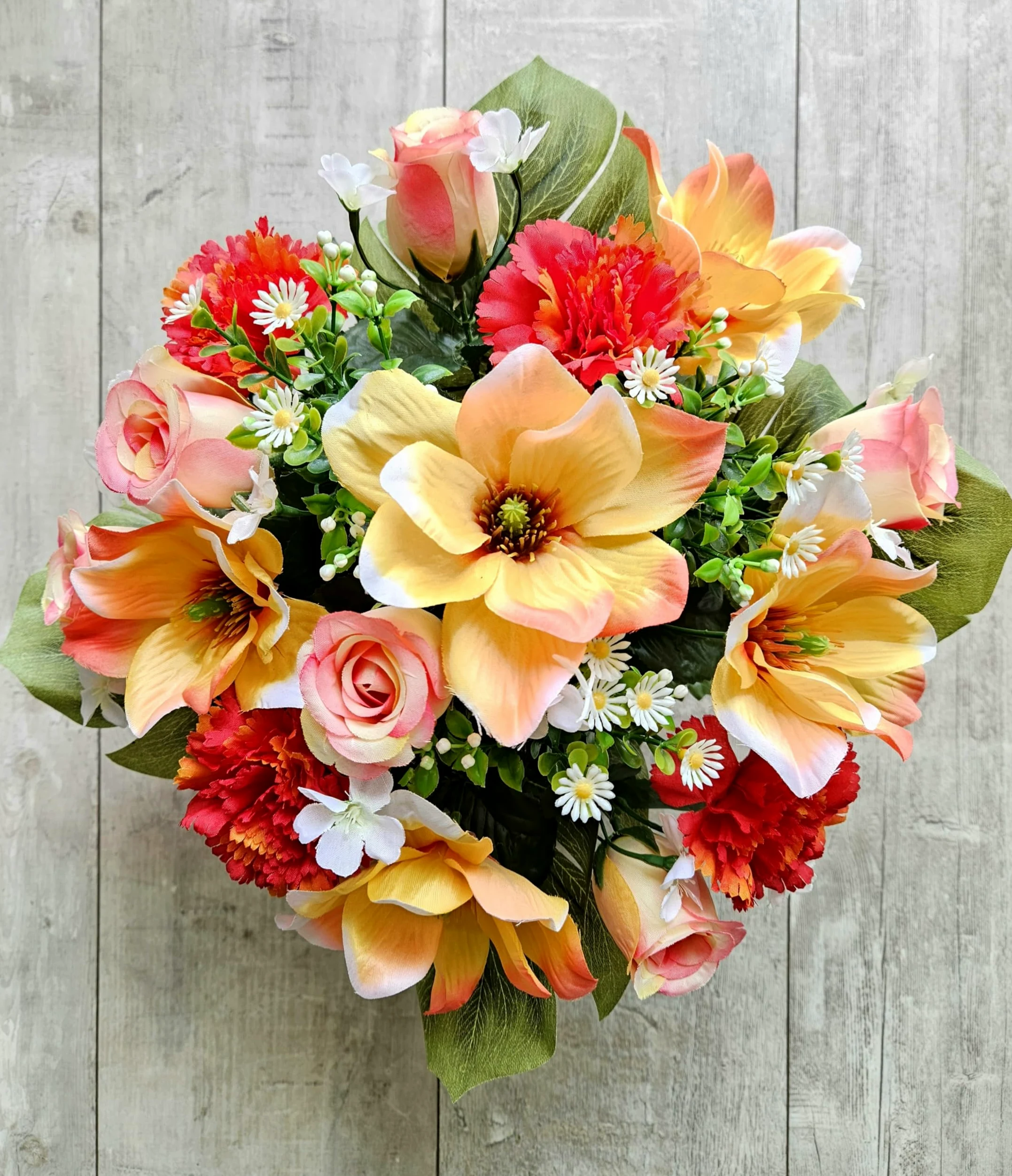 Composition de Fleurs Artificielles Lesté Ciment pour Une Parfaite Tenue à L' Extérieur Vu Son Poids et Son Pot en Forme de Charlotte. Réalisé par nos Soins, Fleurs de Qualité.