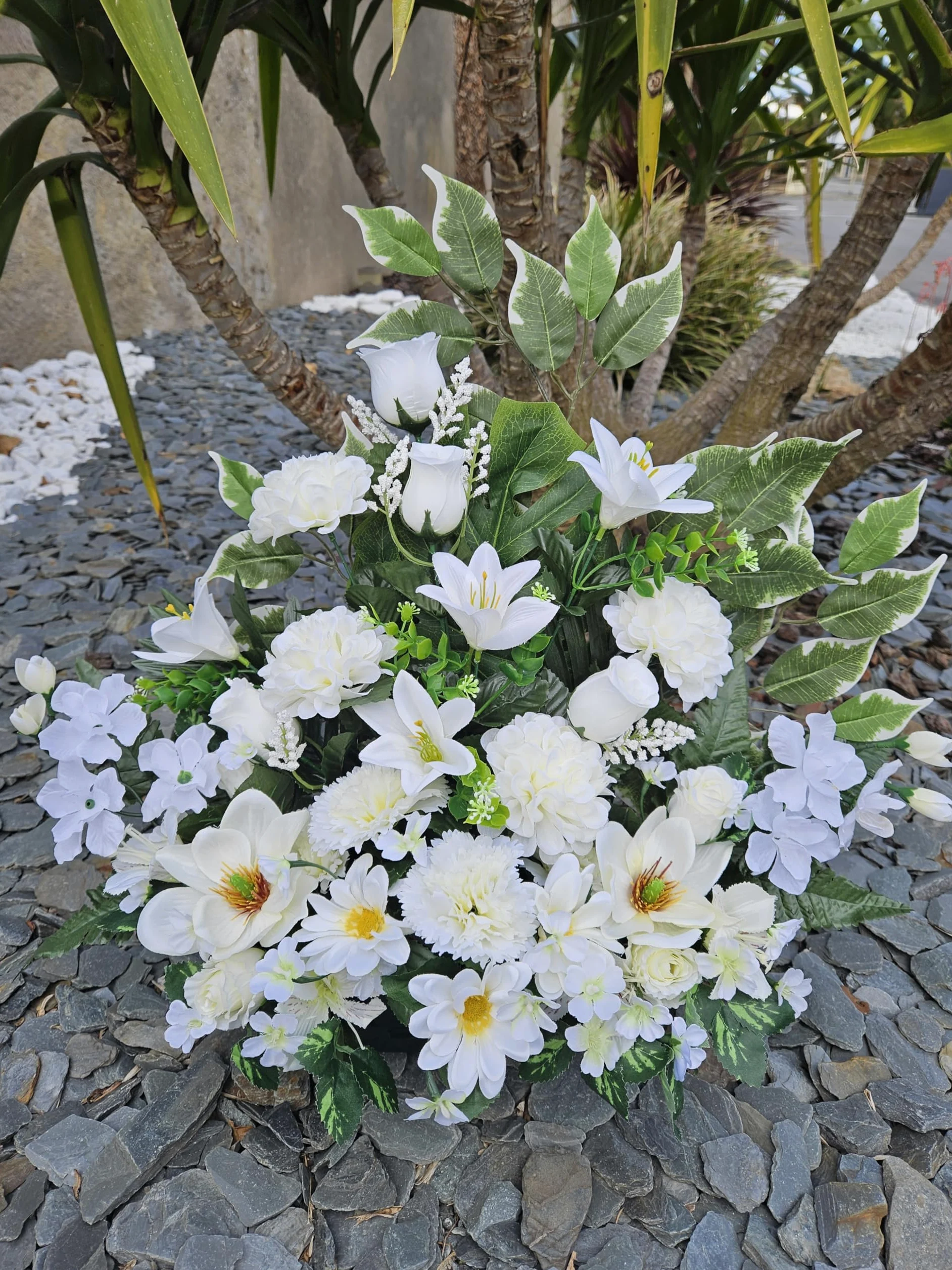 Composition Artificielles, Lesté Ciment pour Une Parfaite Tenue à L' extérieur. Réalisé par Nos Soins, Fleurs de Qualité.