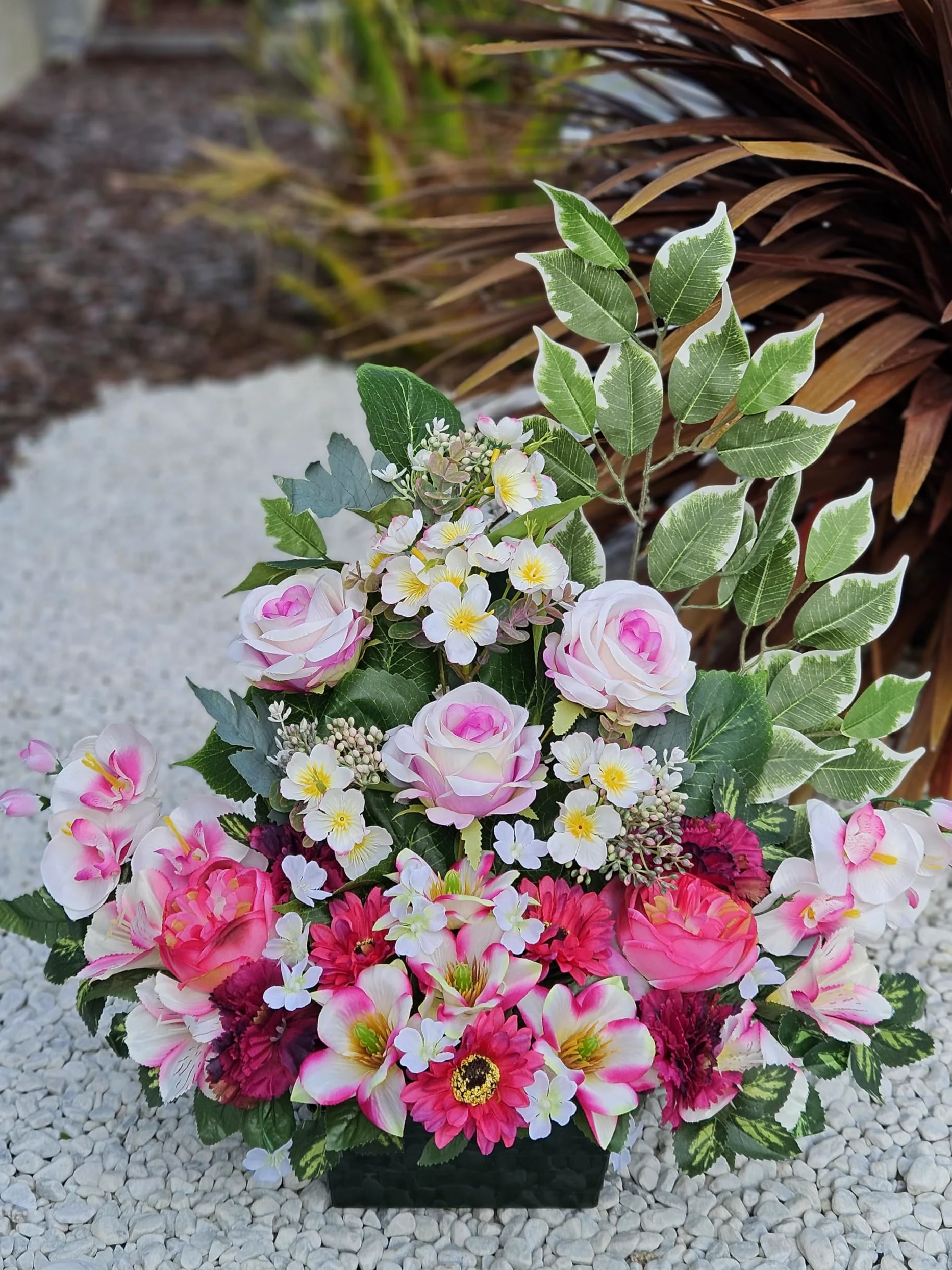 Composition de Fleurs Artificielles, Lesté Ciment Pour Une Très Bonne Tenue à L extérieur. Réalisé par Nos Soins, Fleurs de Qualité