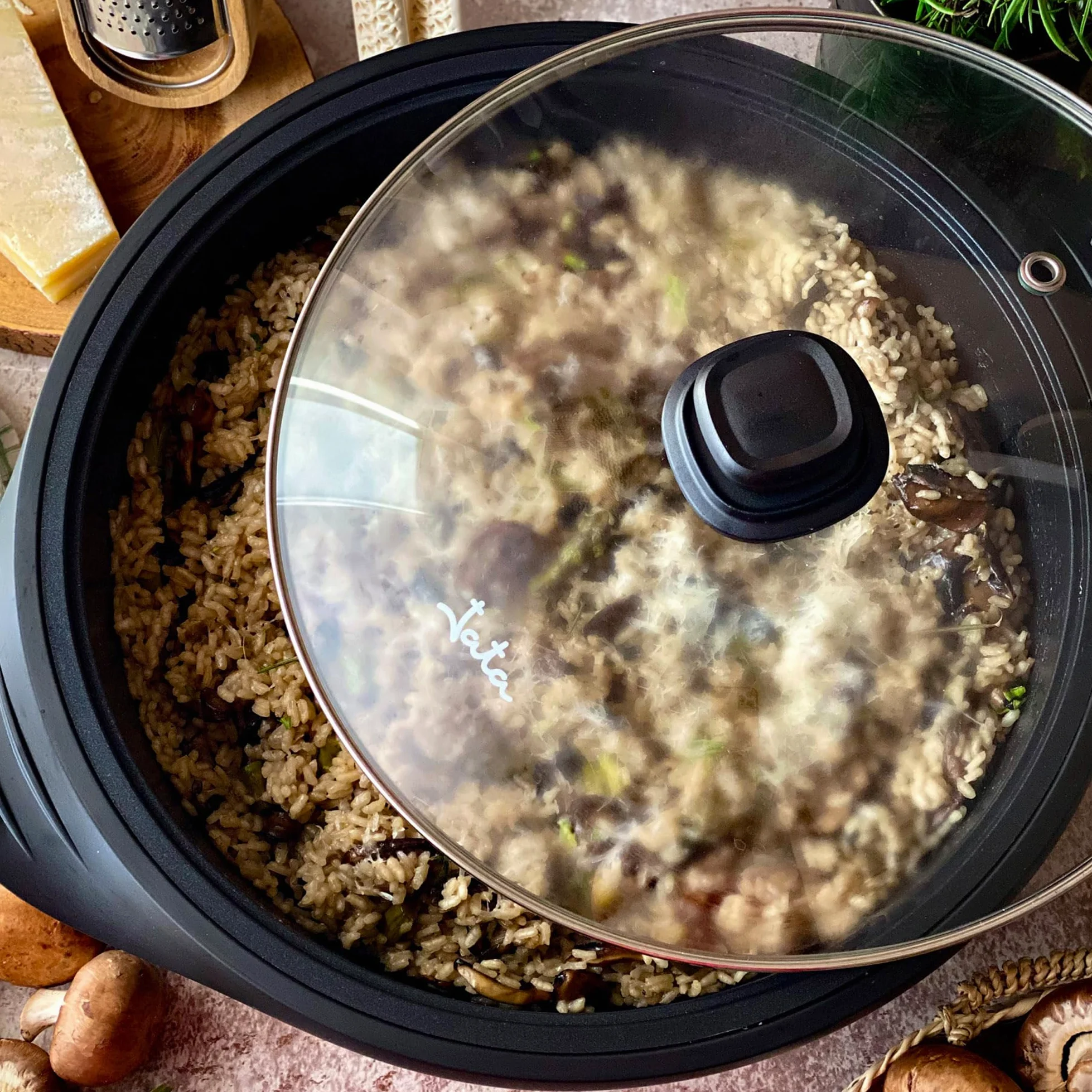 Jata PE640 Poêle à paella électrique de 34 cm de diamètre et 7,5 cm de profondeur. Couvercle en verre avec valve de sortie de vapeur. Répartition de la chaleur uniformément sur toute la surface.