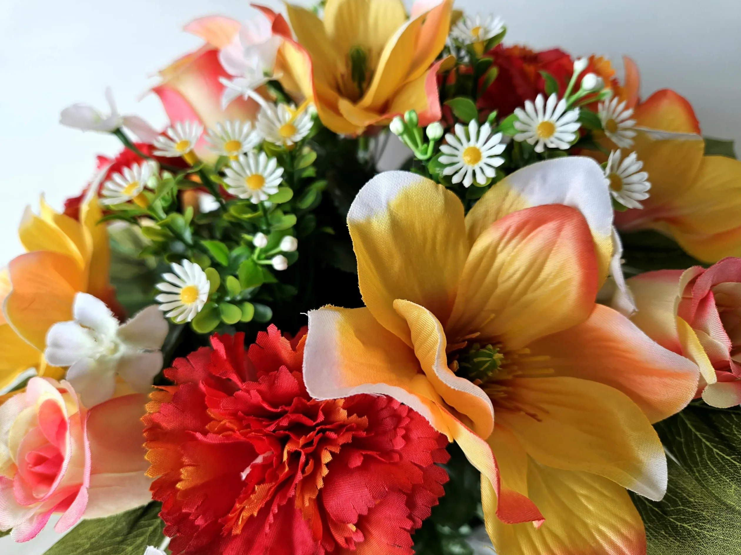 Composition de Fleurs Artificielles Lesté Ciment pour Une Parfaite Tenue à L' Extérieur Vu Son Poids et Son Pot en Forme de Charlotte. Réalisé par nos Soins, Fleurs de Qualité.