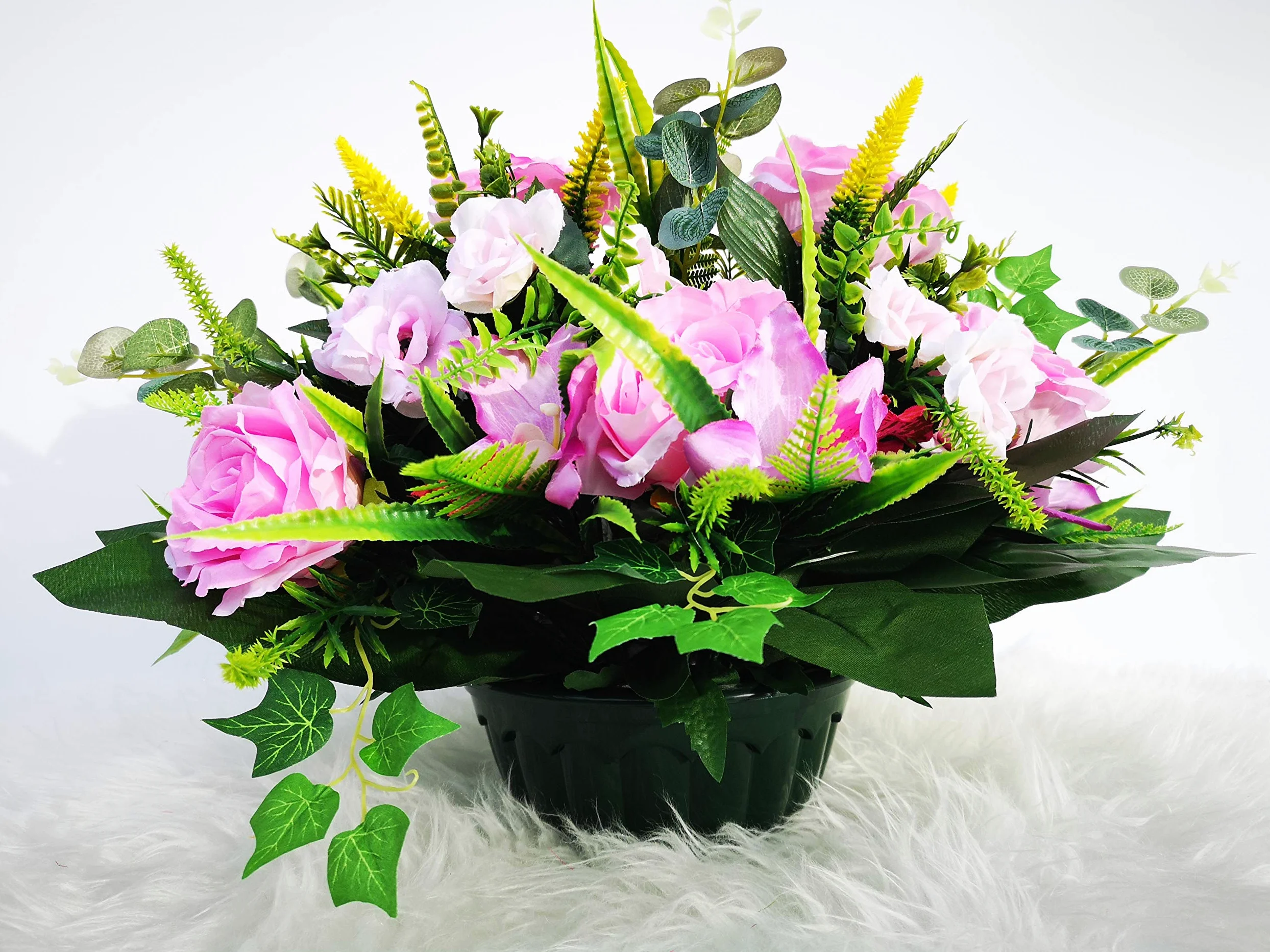 Composition de Fleurs Artificielles, Lesté Ciment pour Une Très Bonne Tenue à L' extérieur, Réalisé par Nos Soins, Les Fleurs sont De Très Bonne Qualité.