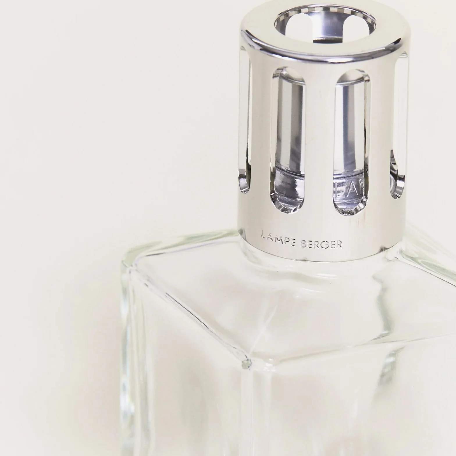 Maison Berger – Coffret Lampe Berger Essentielle Carrée avec 2 Recharges 250 ml Incluses – Air Pur & Vent d’Océan – Lampe à Catalyse - Purifier et Parfumer l’Air – Diffusion Fine et Homogène