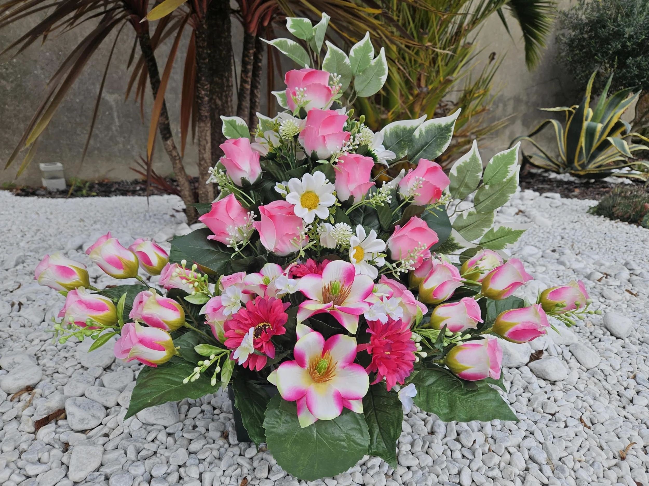 Composition de Fleurs Artificielles Lesté Ciment, pour Une Parfaite Tenue à L' Extérieur. Réalisé par nos Soins. Fleurs de Qualité.