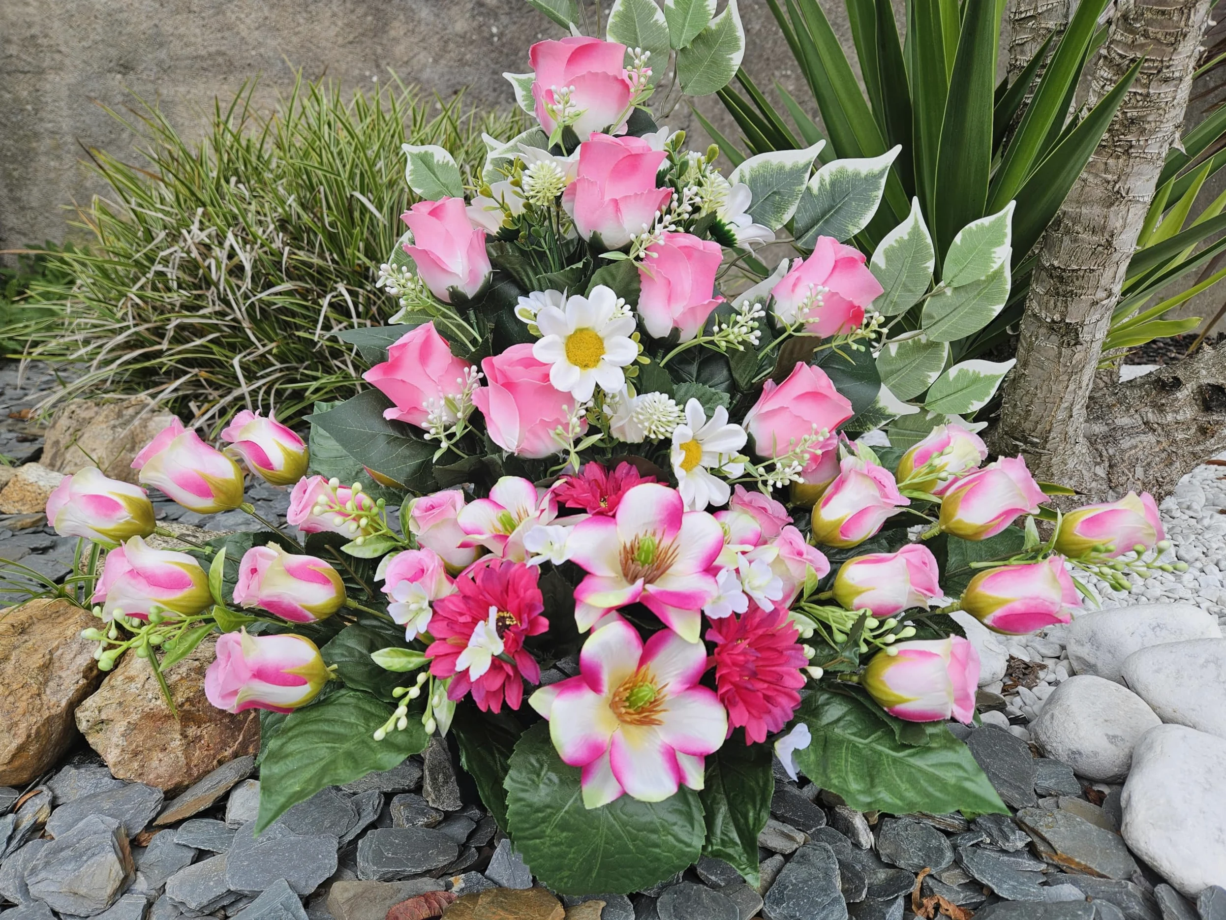 Composition de Fleurs Artificielles Lesté Ciment, pour Une Parfaite Tenue à L' Extérieur. Réalisé par nos Soins. Fleurs de Qualité.