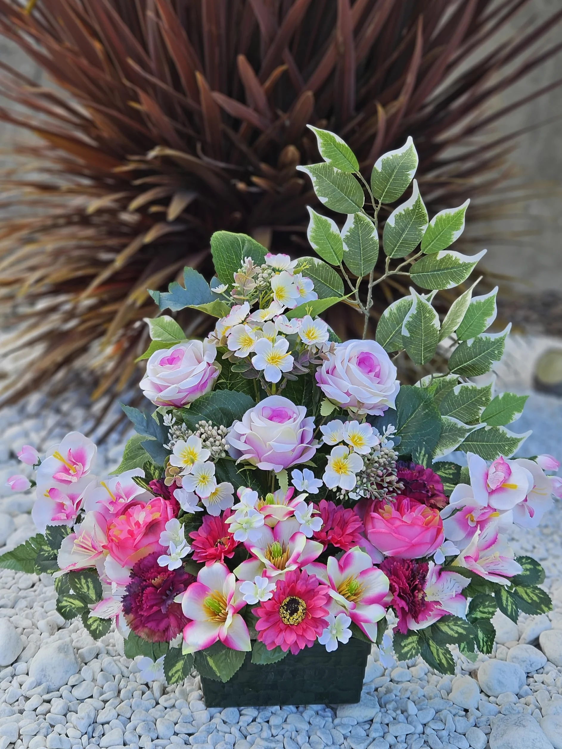 Composition de Fleurs Artificielles, Lesté Ciment Pour Une Très Bonne Tenue à L extérieur. Réalisé par Nos Soins, Fleurs de Qualité