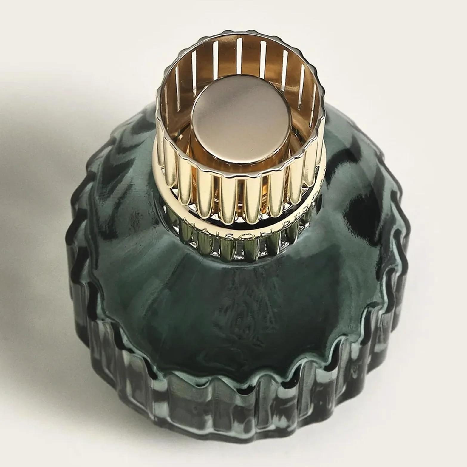 MAISON BERGER Lampe Berger Cannelo – Lampe à Catalyse, Verre Laqué Vert, Monture Dorée, 284 ML – Éliminateur d'Odeurs & Parfum d'Intérieur - Vendue sans Parfum