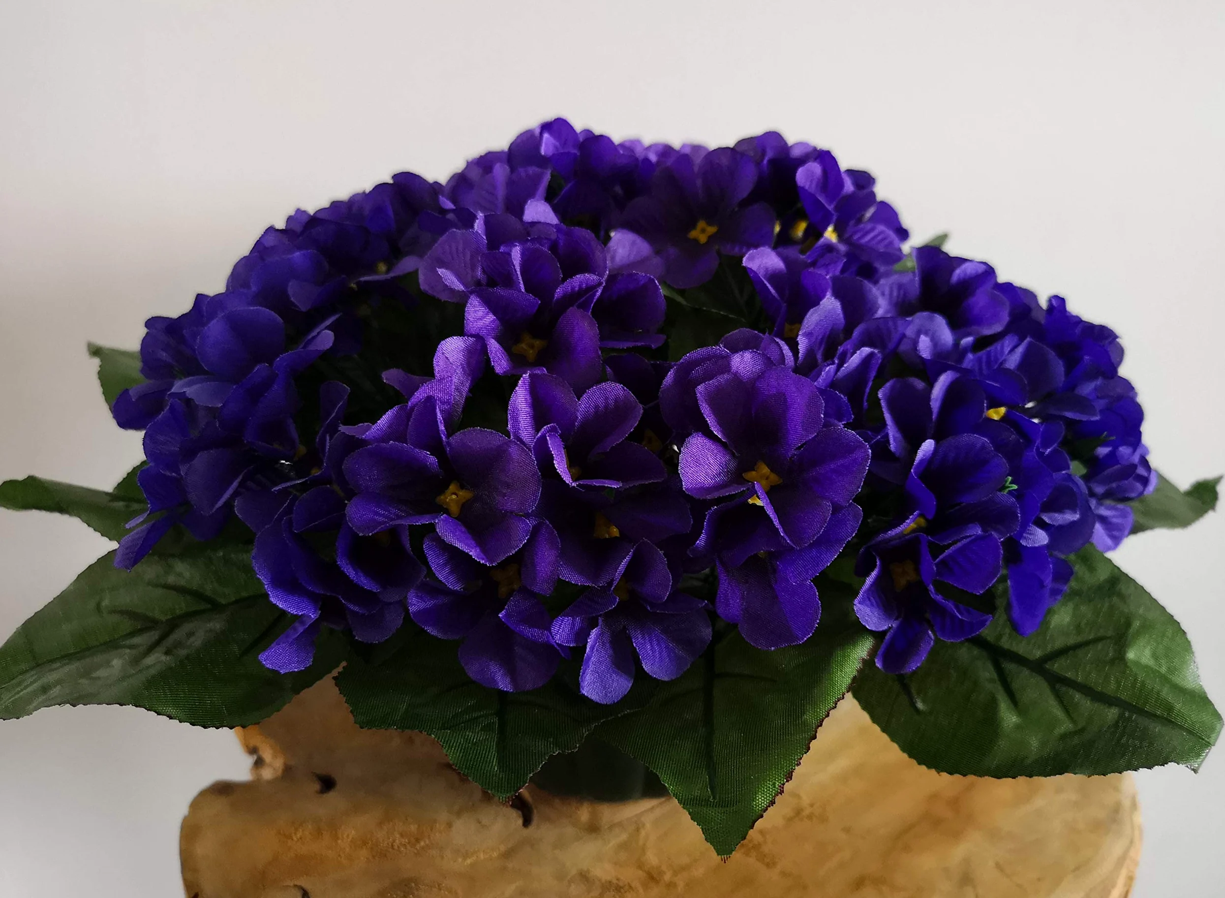 Composition de Fleurs artificielles pour cimetière, lesté Totalement Ciment, Pot en Forme de Charlotte. Réalisé par nos Soins Produit apprécié dans nos Villes de très Bonne qualité.