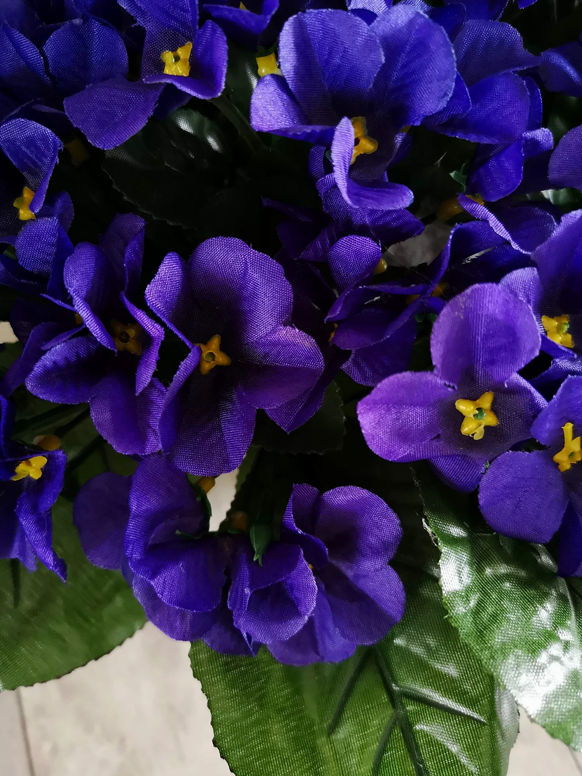 Composition de Fleurs artificielles pour cimetière, lesté Totalement Ciment, Pot en Forme de Charlotte. Réalisé par nos Soins Produit apprécié dans nos Villes de très Bonne qualité.