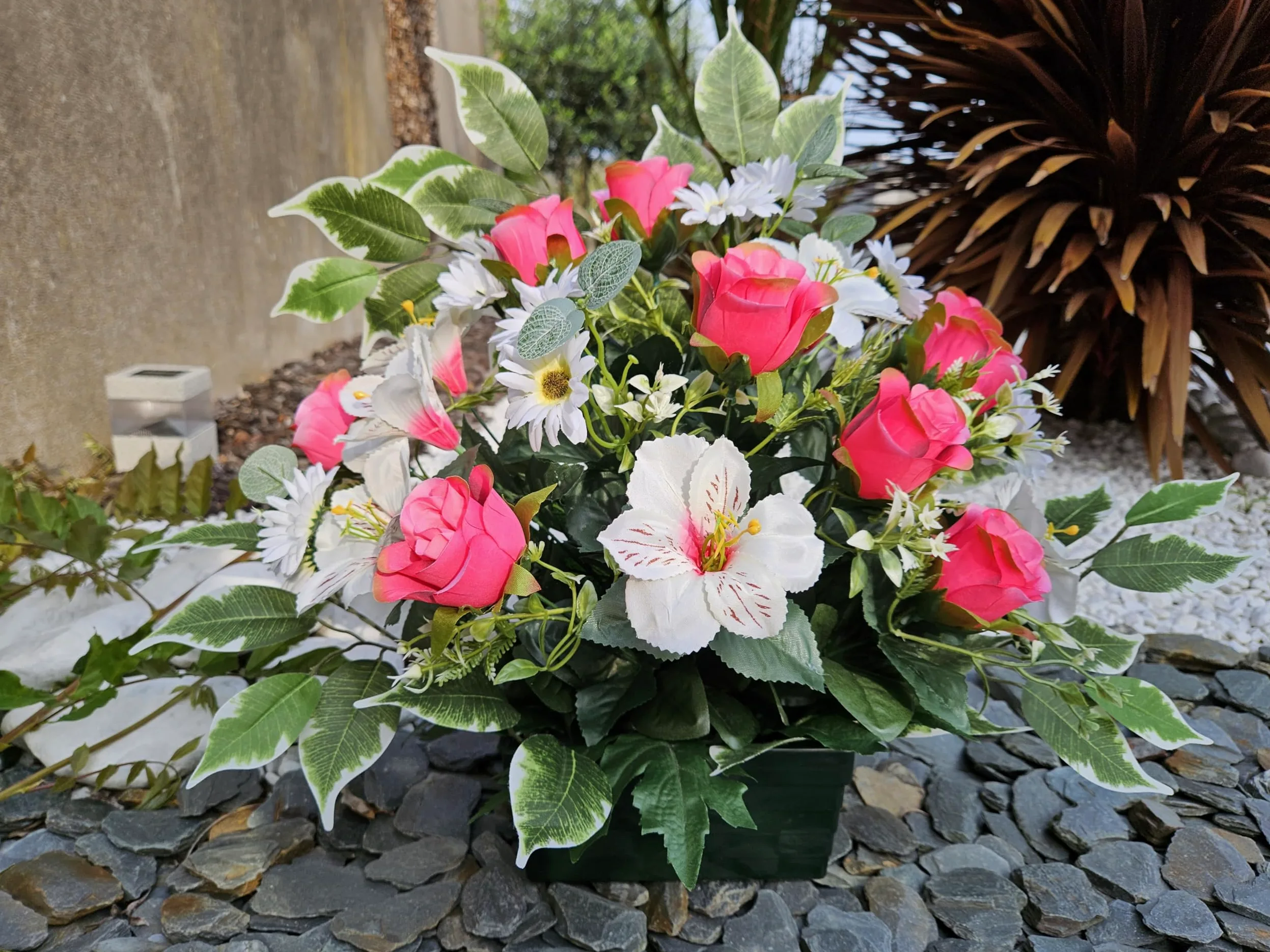 Composition de Fleurs Artificielles, Lesté Ciment pour Une Très Bonne Tenue à L' extérieur. Réalisé par Nos Soins.
