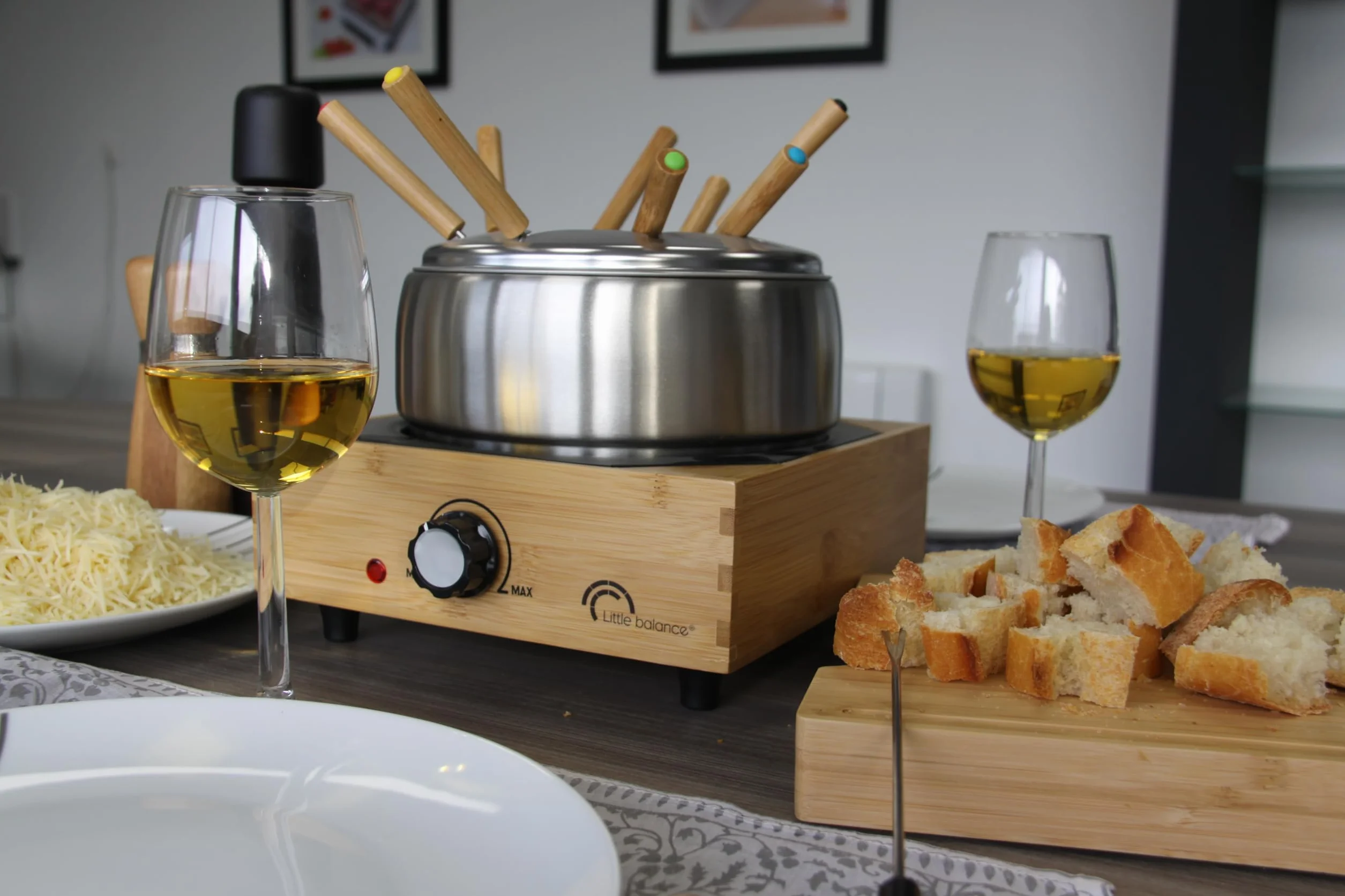 LITTLE BALANCE 8320 Wood Fondue 8 Inox - Appareil à fondue 8 personnes - Caquelon Inox anti-adhésif grande contenance 2 litres - Puissance 800 W - Finition Bambou véritable