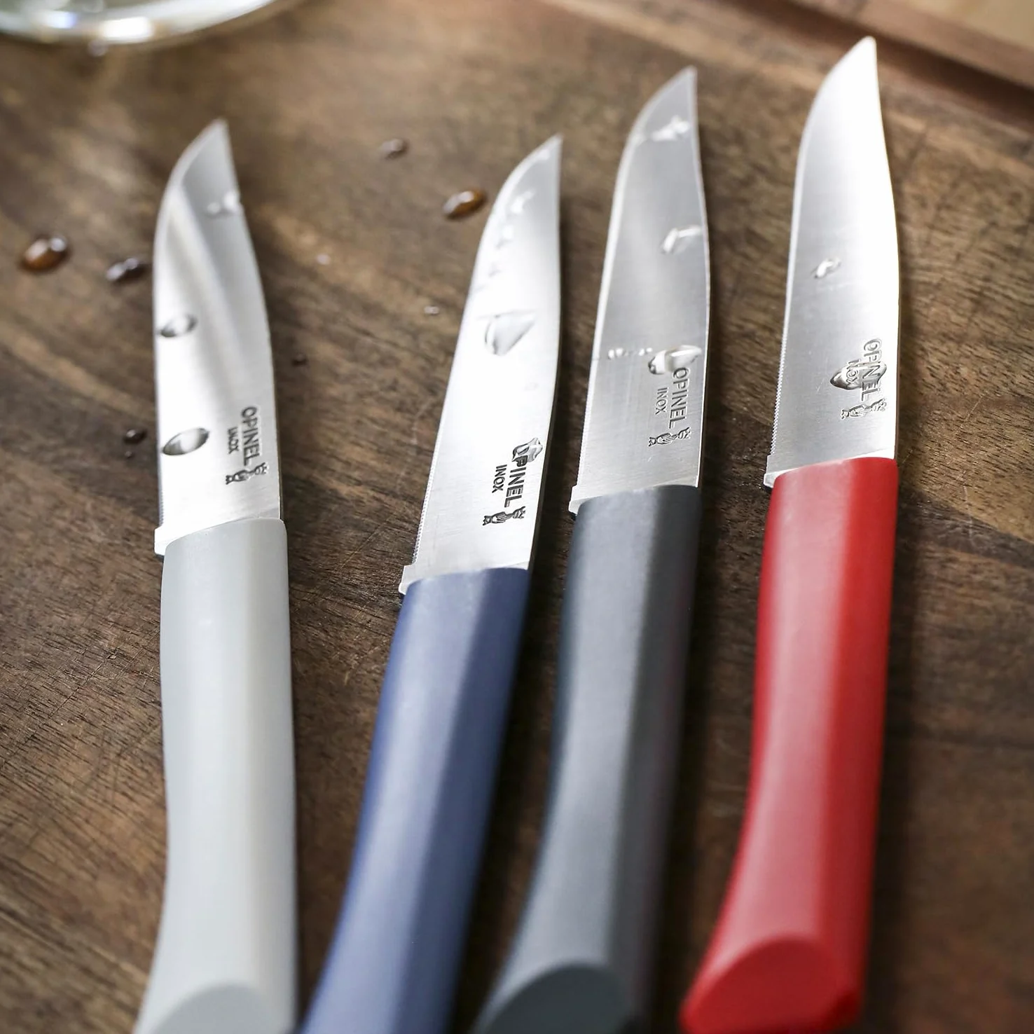 Opinel - Coffret 4 Couteaux de Table Bon Appétit+ Primo - Lame Denture Velours INOX - Manche Confort - Fabrication Française - Bleu, Rouge, Nuage, Anthracite
