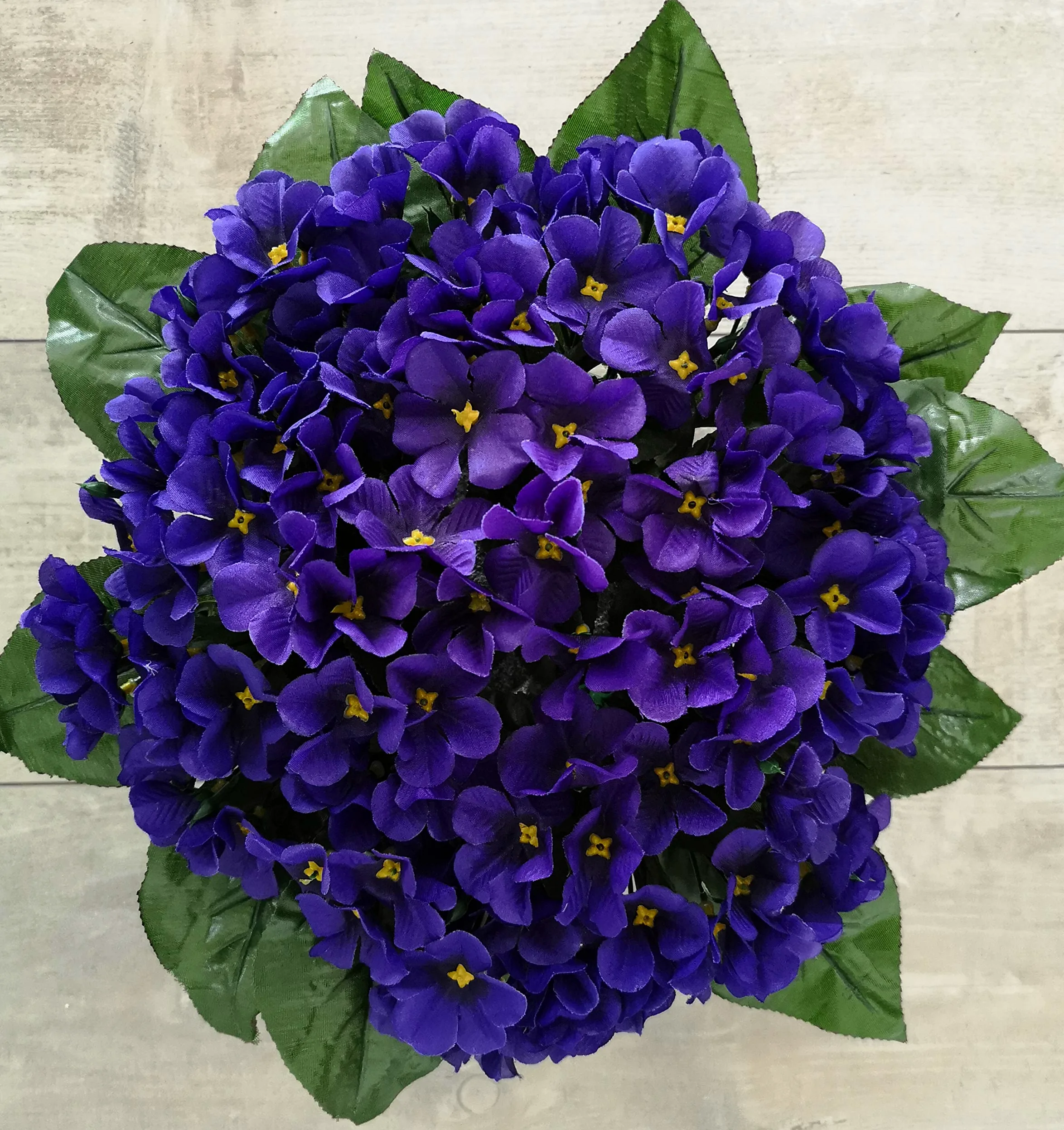 Composition de Fleurs artificielles pour cimetière, lesté Totalement Ciment, Pot en Forme de Charlotte. Réalisé par nos Soins Produit apprécié dans nos Villes de très Bonne qualité.