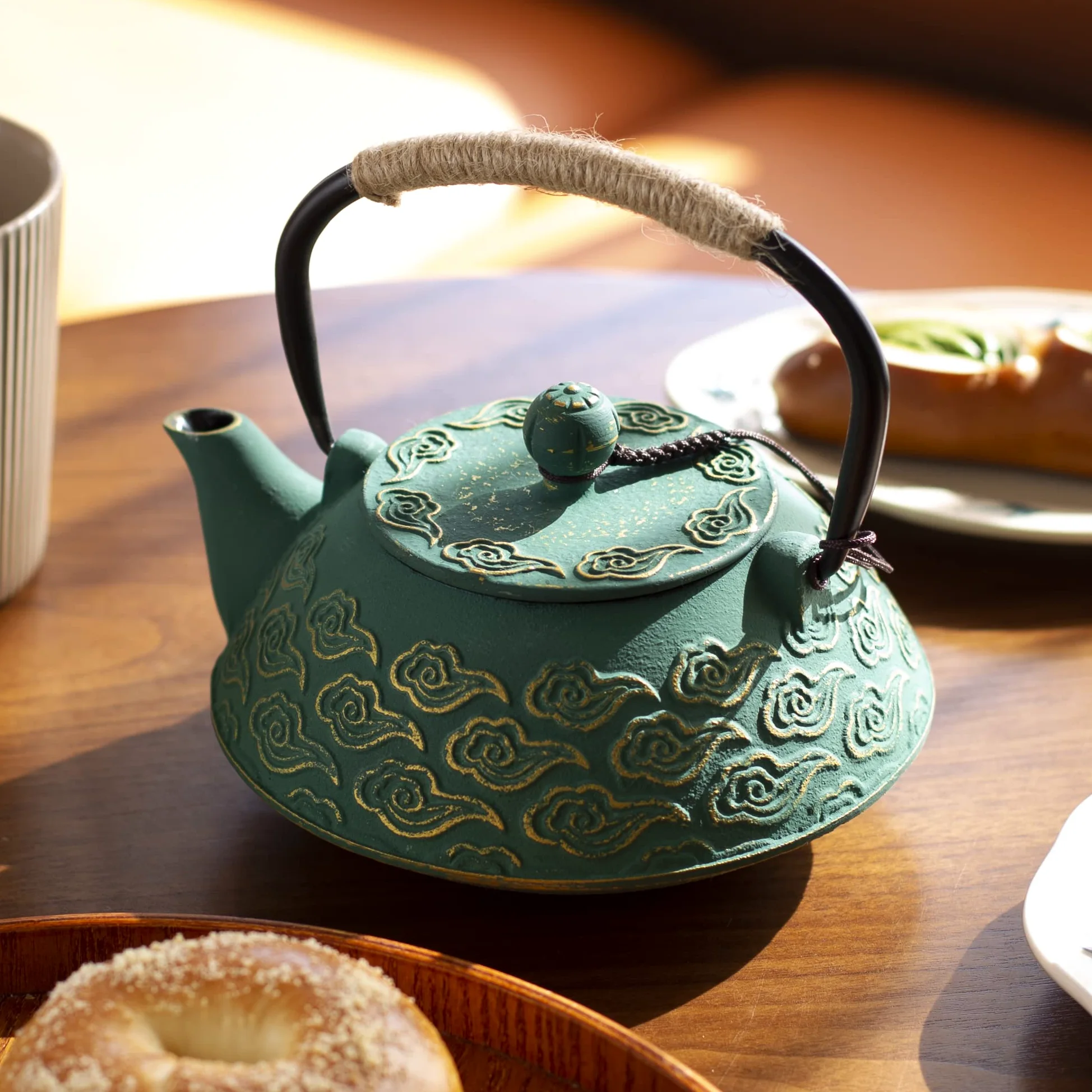Théière japonaise en fonte avec infuseur pour feuilles en vrac, qui va sur la cuisinière, avec revêtement intérieur émaillé, motif nuages, 800 ml, vert