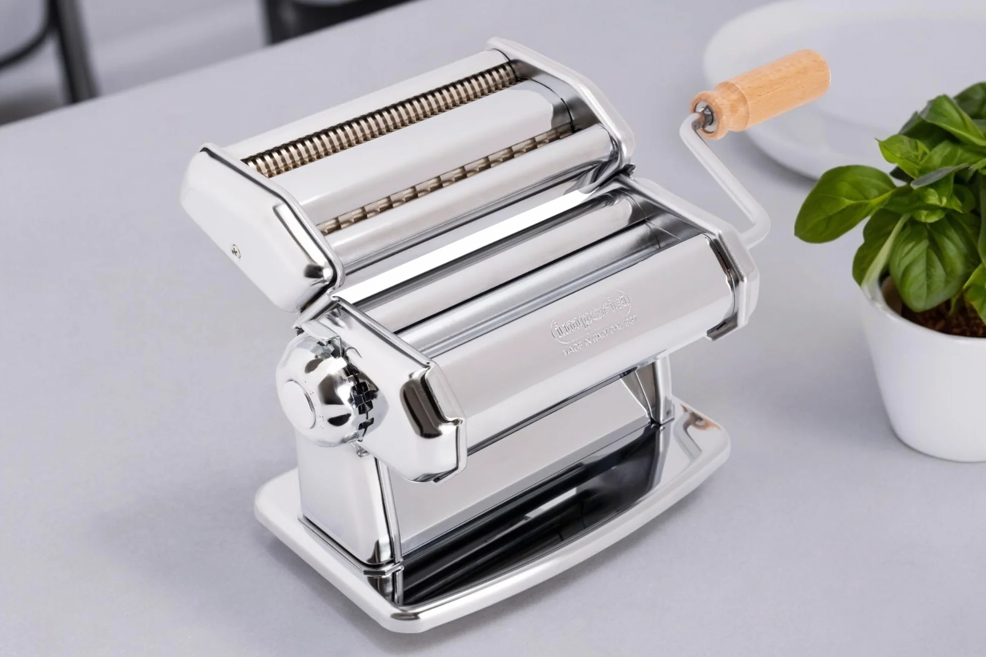 Imperia IPASTA Ligne Imperia. Machine à pâtes 100% fabriquée en Italie. Machine à pâtes fraîches en acier. Laminoir manuel à manivelle pour lasagnes, tagliolini et fettuccine. Chromé.