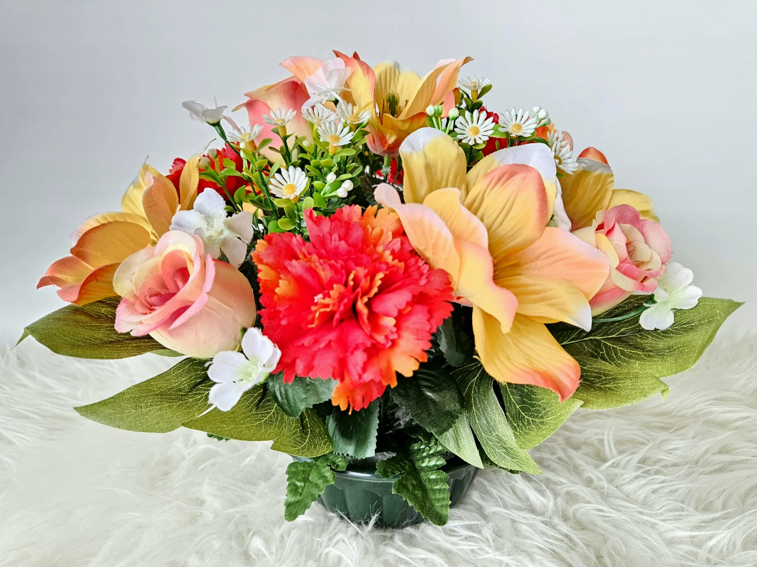 Composition de Fleurs Artificielles Lesté Ciment pour Une Parfaite Tenue à L' Extérieur Vu Son Poids et Son Pot en Forme de Charlotte. Réalisé par nos Soins, Fleurs de Qualité.